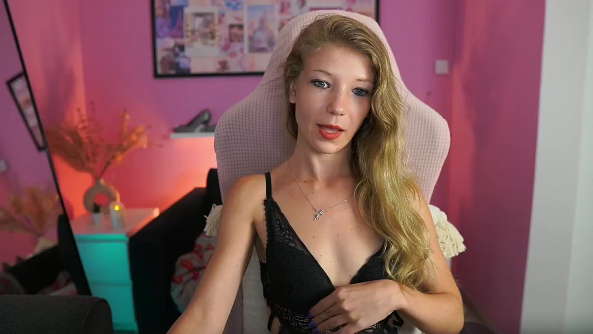 Gallery image thumbnail from Missicute's myfreecams stream on, 09/09/2025, 01:10 image 14 of 20