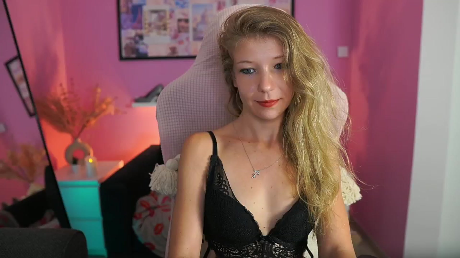 Gallery image thumbnail from Missicute's myfreecams stream on, 09/09/2025, 01:10 image 12 of 20