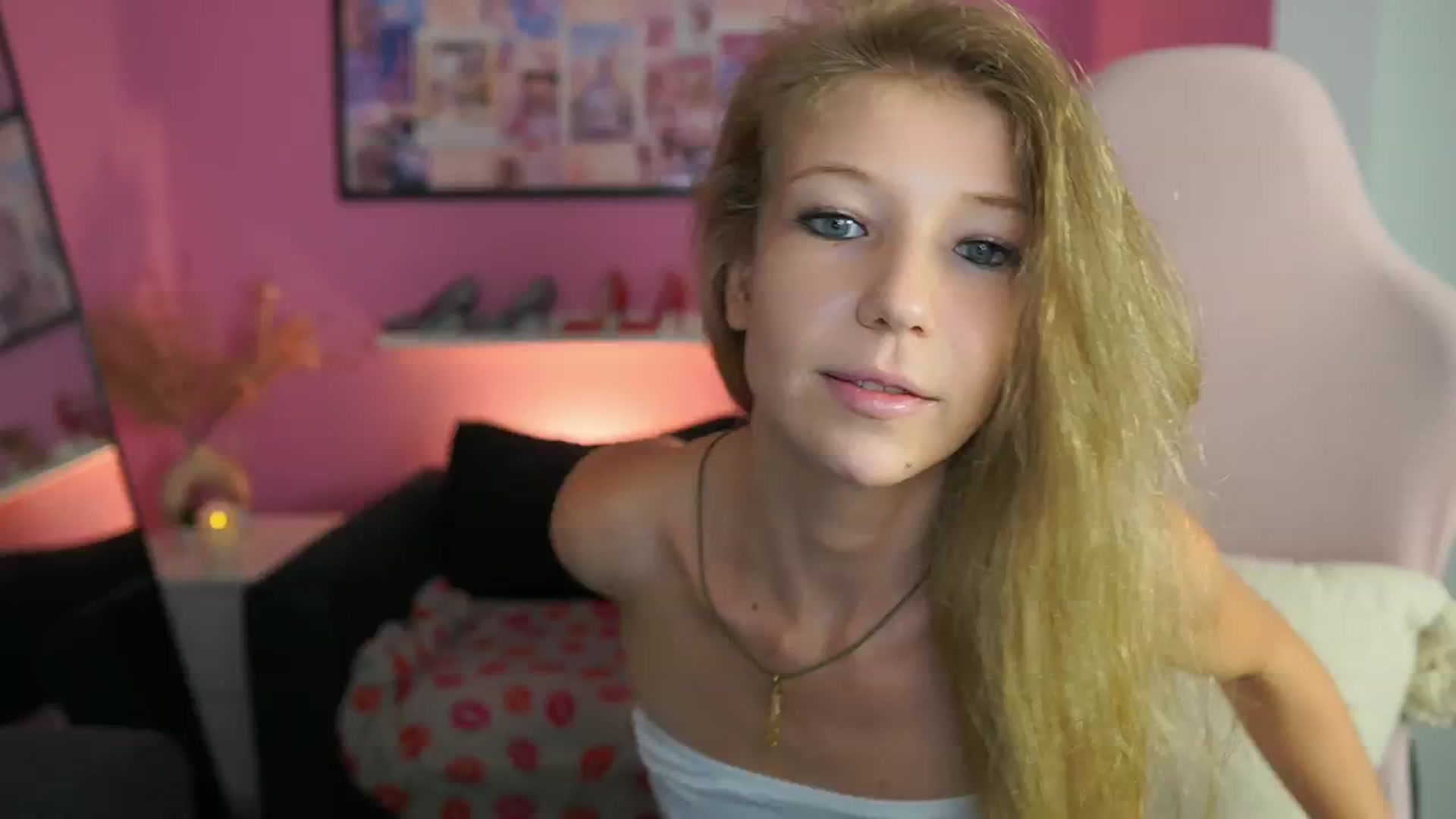 Gallery image thumbnail from Missicute's myfreecams stream on, 09/16/2025, 22:21 image 14 of 20