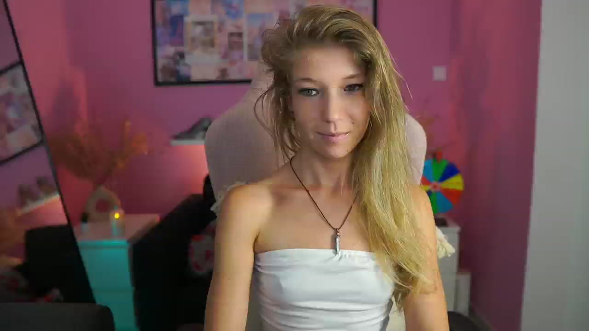 Gallery image thumbnail from Missicute's myfreecams stream on, 09/25/2025, 16:57 image 3 of 20