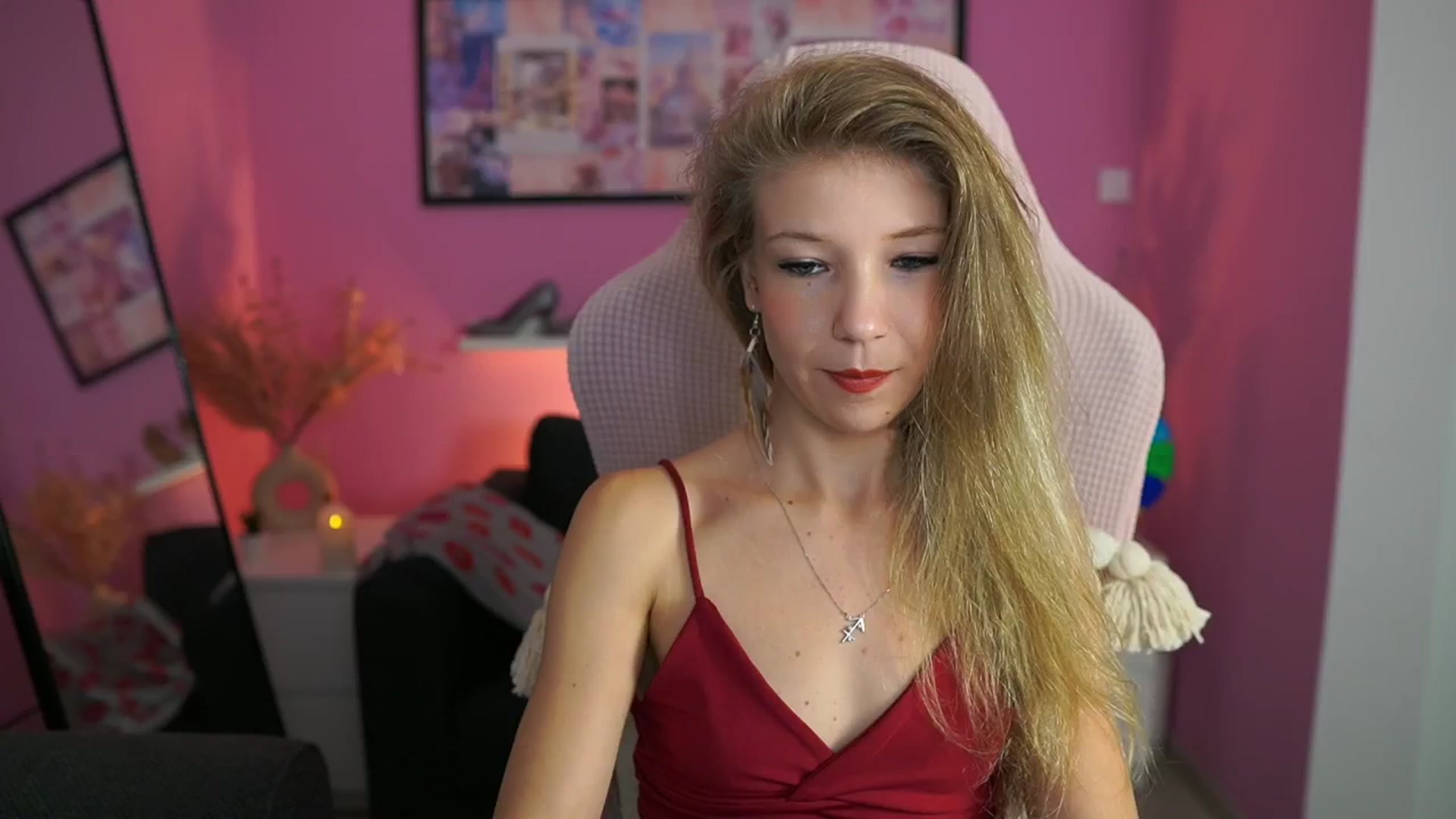 Gallery image thumbnail from Missicute's myfreecams stream on, 10/22/2025, 14:41 image 9 of 20