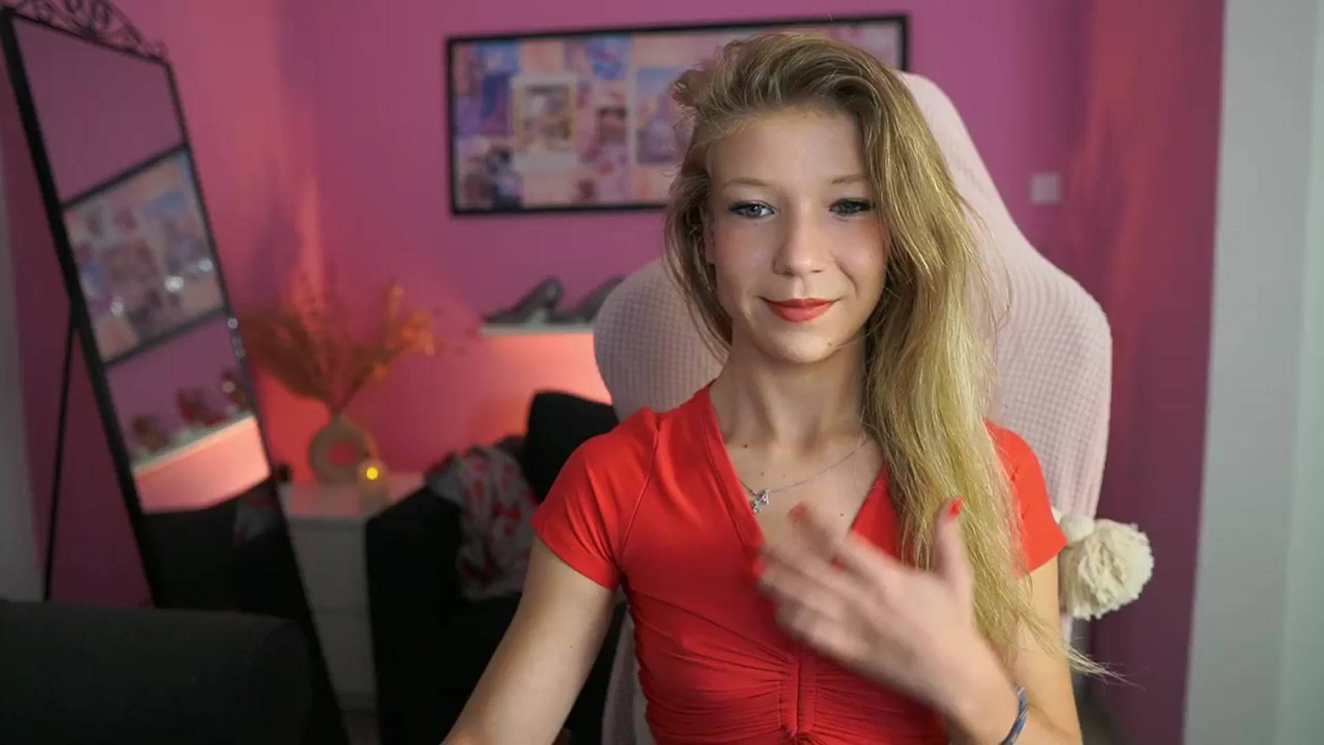 Gallery image thumbnail from Missicute's myfreecams stream on, 10/27/2025, 21:44 image 4 of 20