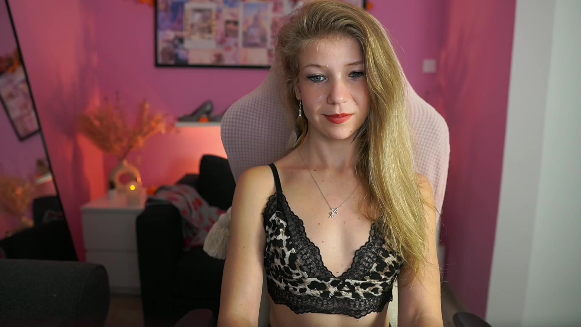 Gallery image thumbnail from Missicute's myfreecams stream on, 10/30/2025, 21:10 image 17 of 20
