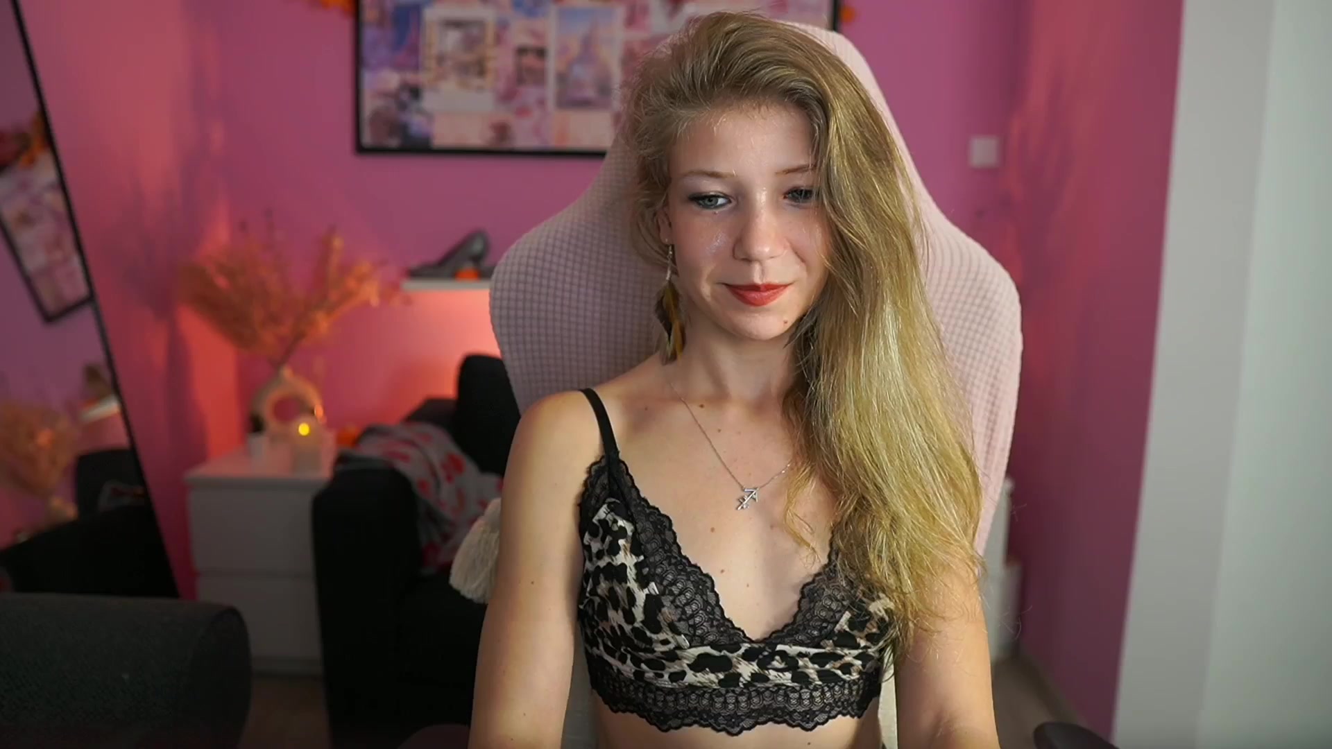 Gallery image thumbnail from Missicute's myfreecams stream on, 10/30/2025, 21:10 image 20 of 20