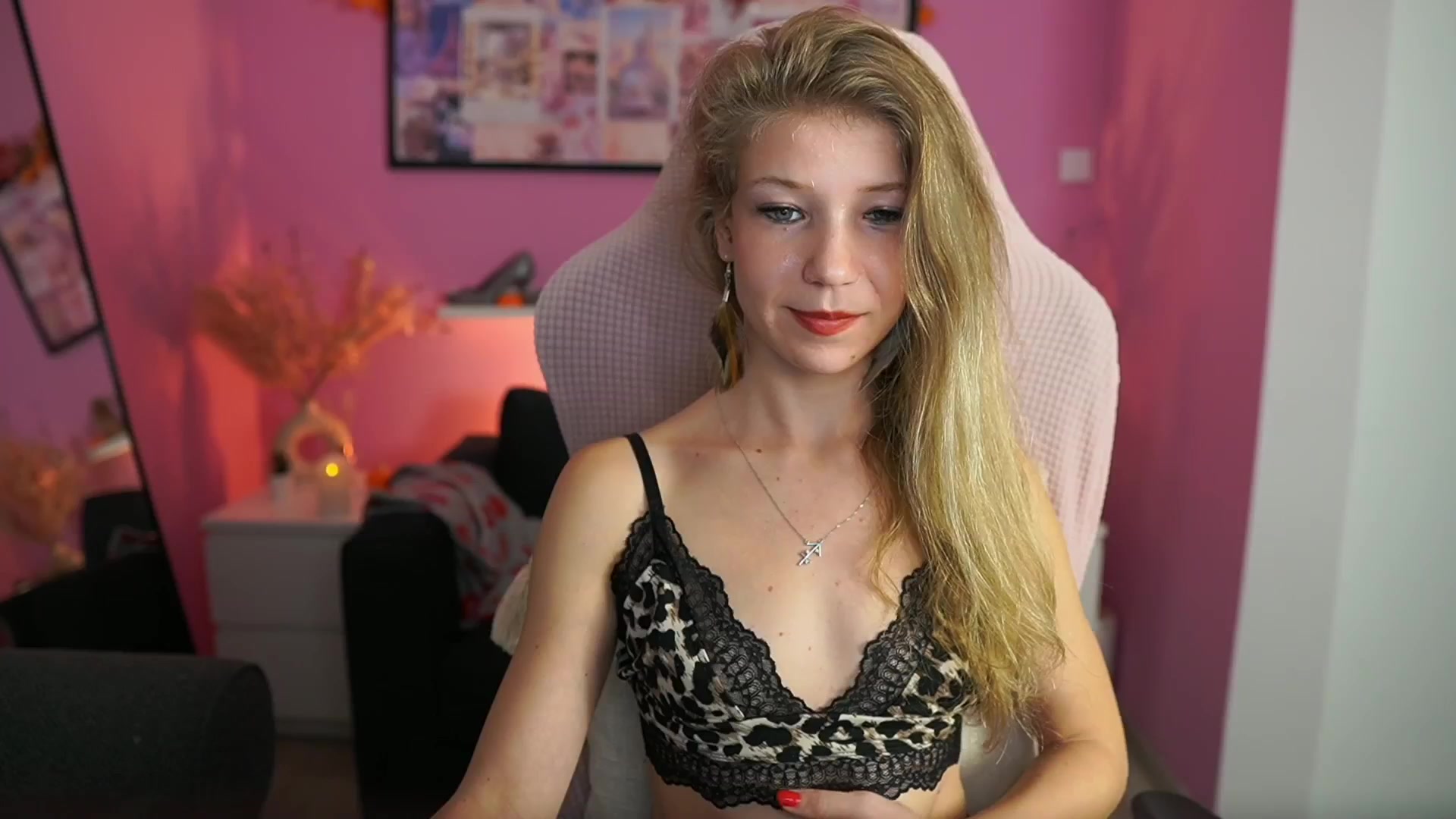 Gallery image thumbnail from Missicute's myfreecams stream on, 10/30/2025, 21:10 image 19 of 20