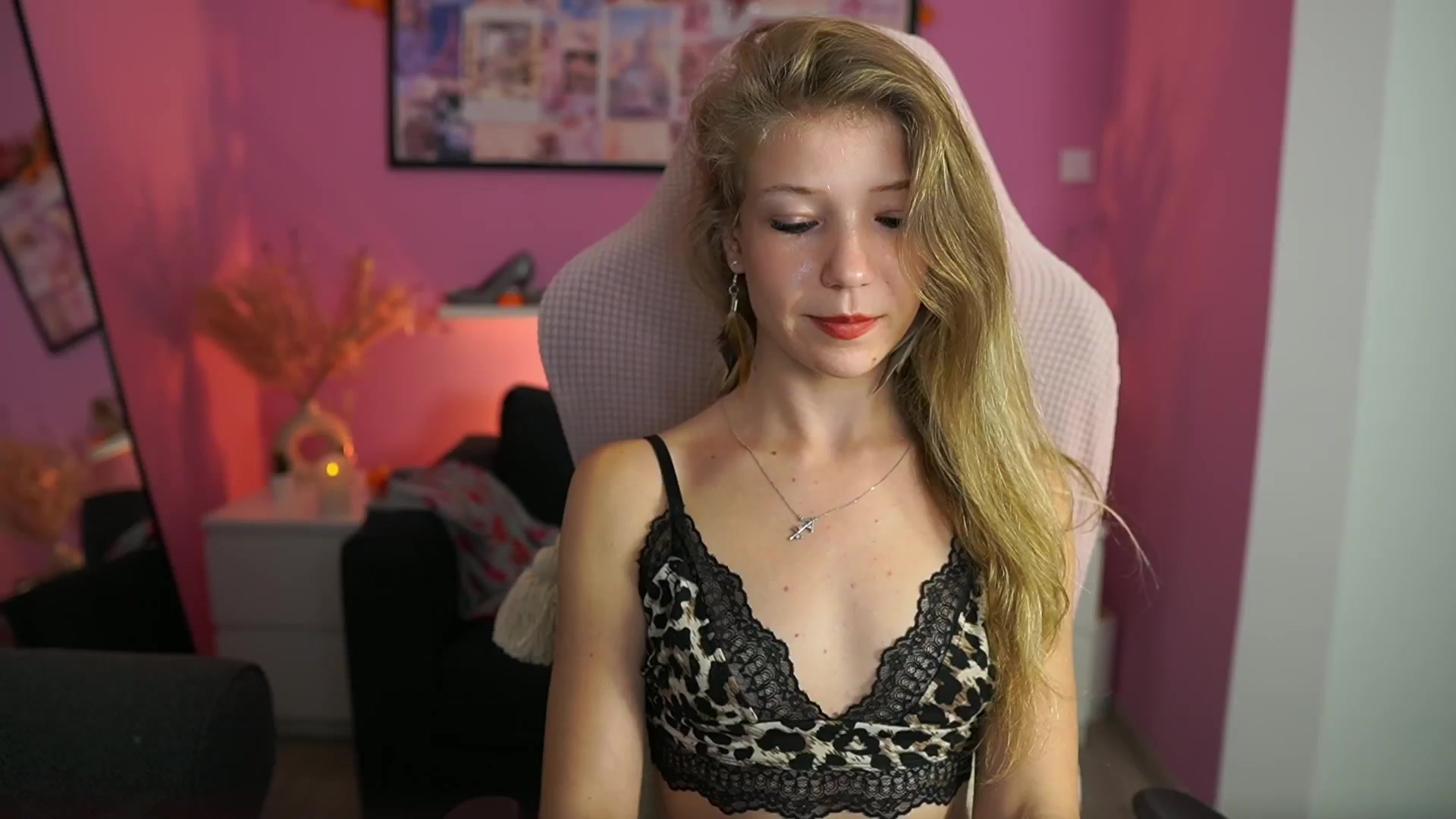 Gallery image thumbnail from Missicute's myfreecams stream on, 10/30/2025, 21:10 image 13 of 20