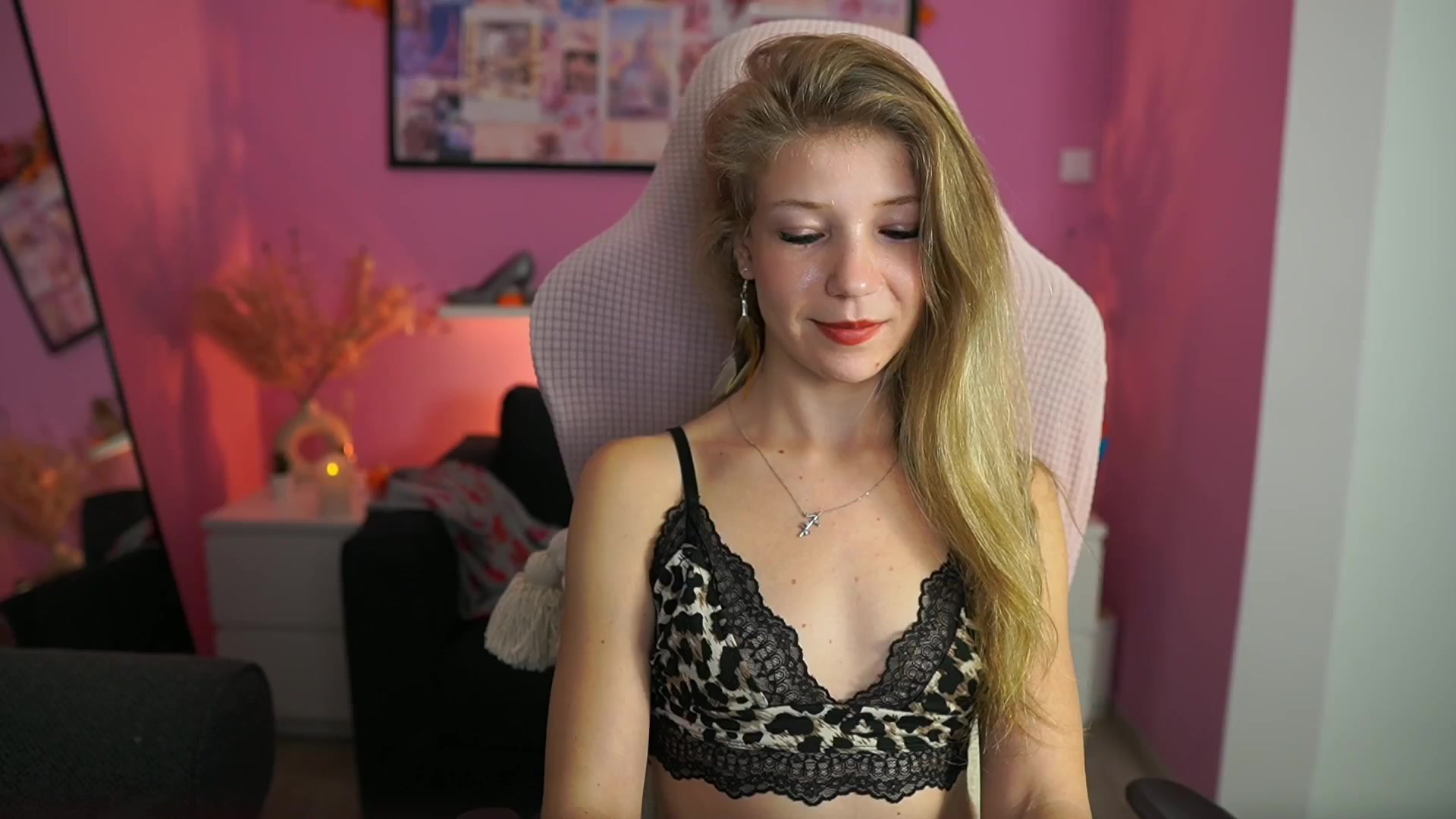 Gallery image thumbnail from Missicute's myfreecams stream on, 10/30/2025, 21:10 image 12 of 20