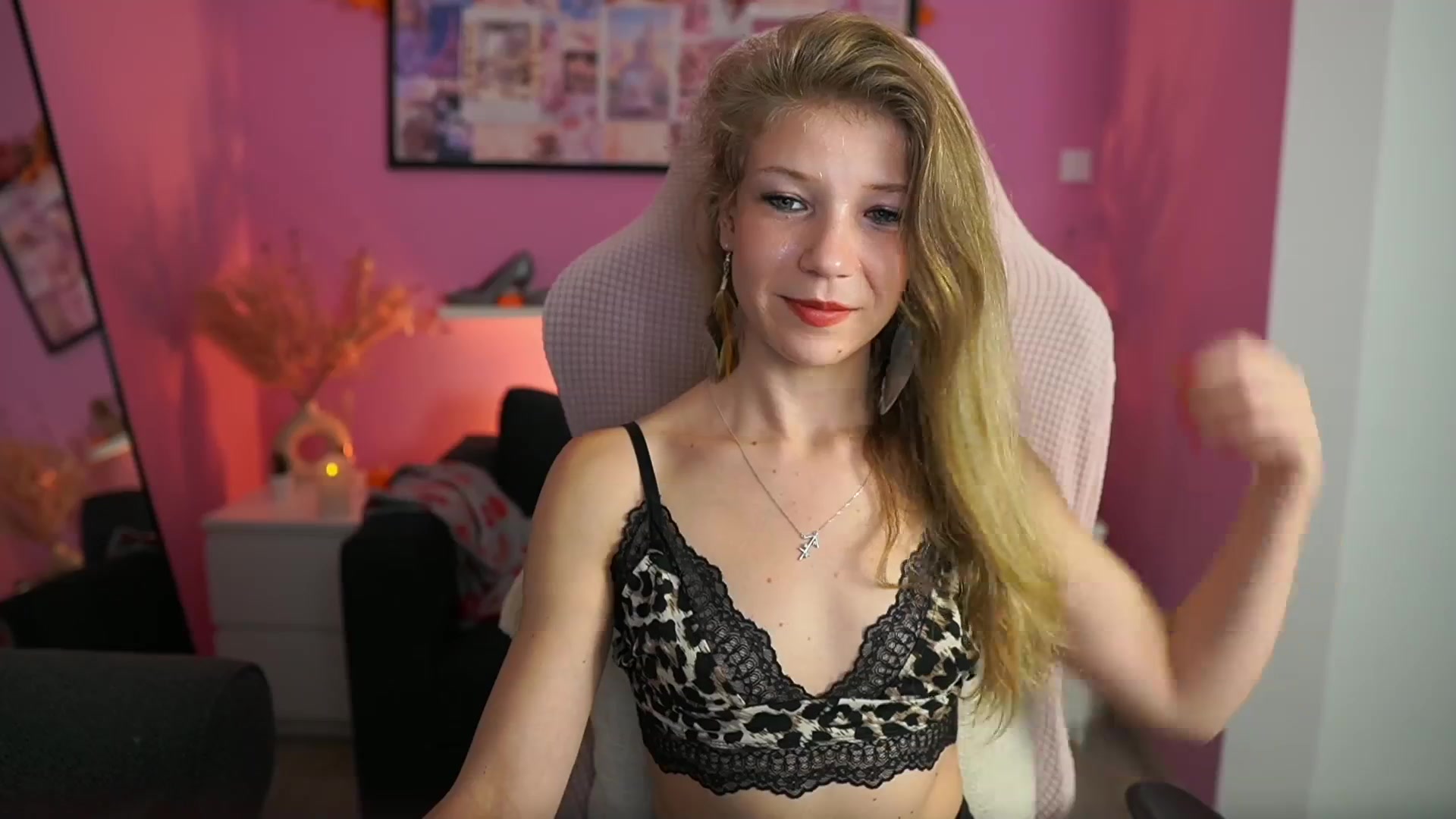 Gallery image thumbnail from Missicute's myfreecams stream on, 10/30/2025, 21:10 image 18 of 20