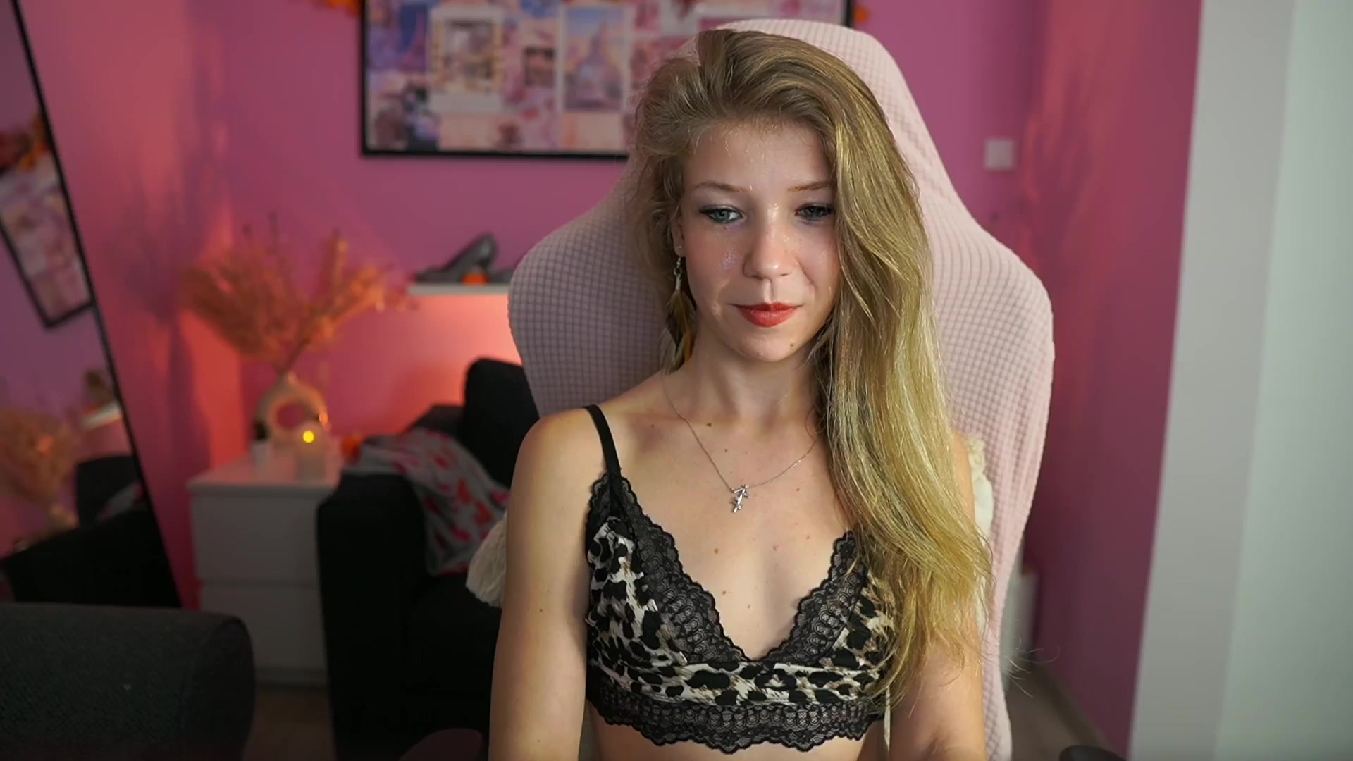 Gallery image thumbnail from Missicute's myfreecams stream on, 10/30/2025, 21:10 image 11 of 20