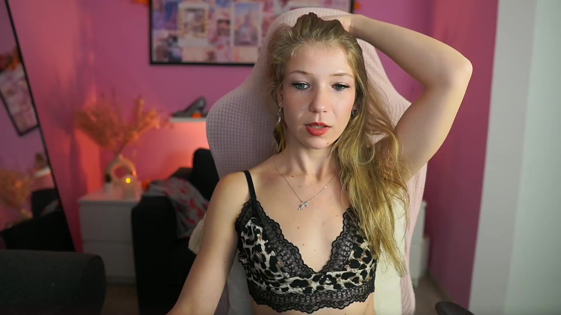 Gallery image thumbnail from Missicute's myfreecams stream on, 10/30/2025, 21:10 image 14 of 20