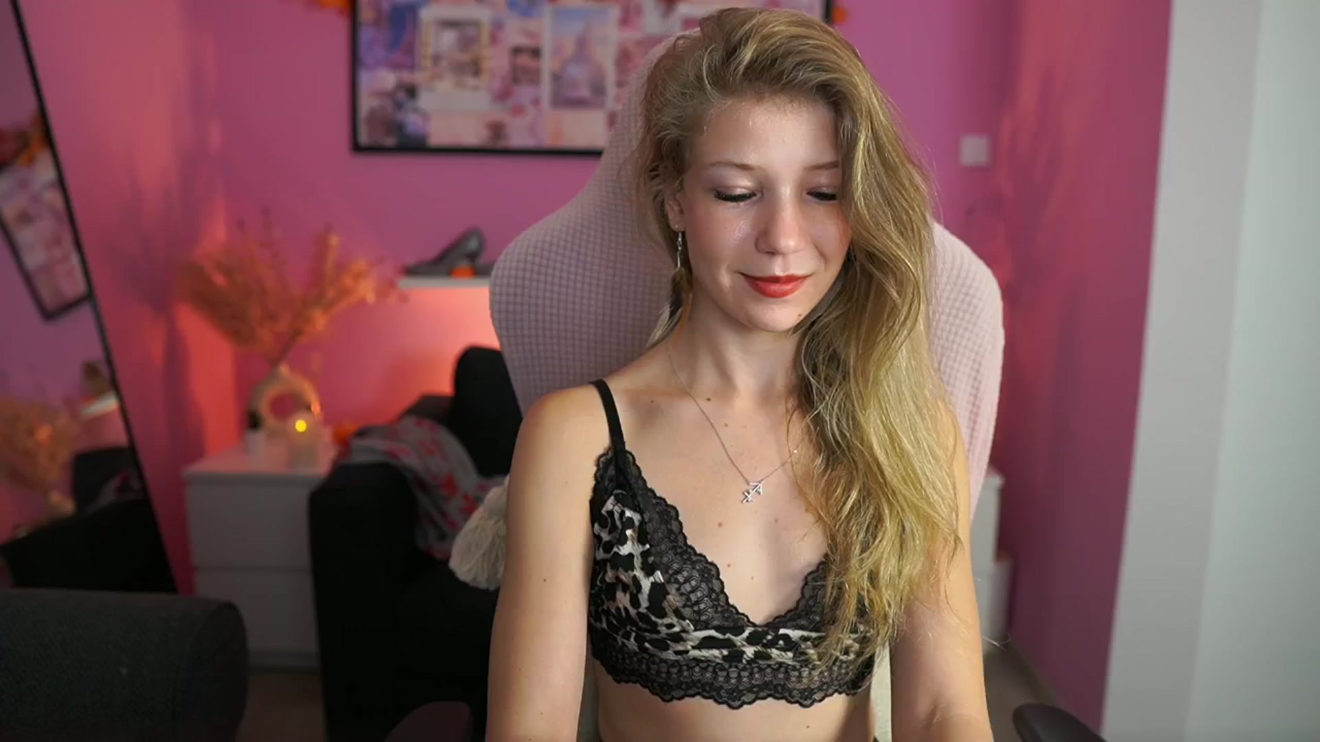 Gallery image thumbnail from Missicute's myfreecams stream on, 10/30/2025, 21:10 image 1 of 20