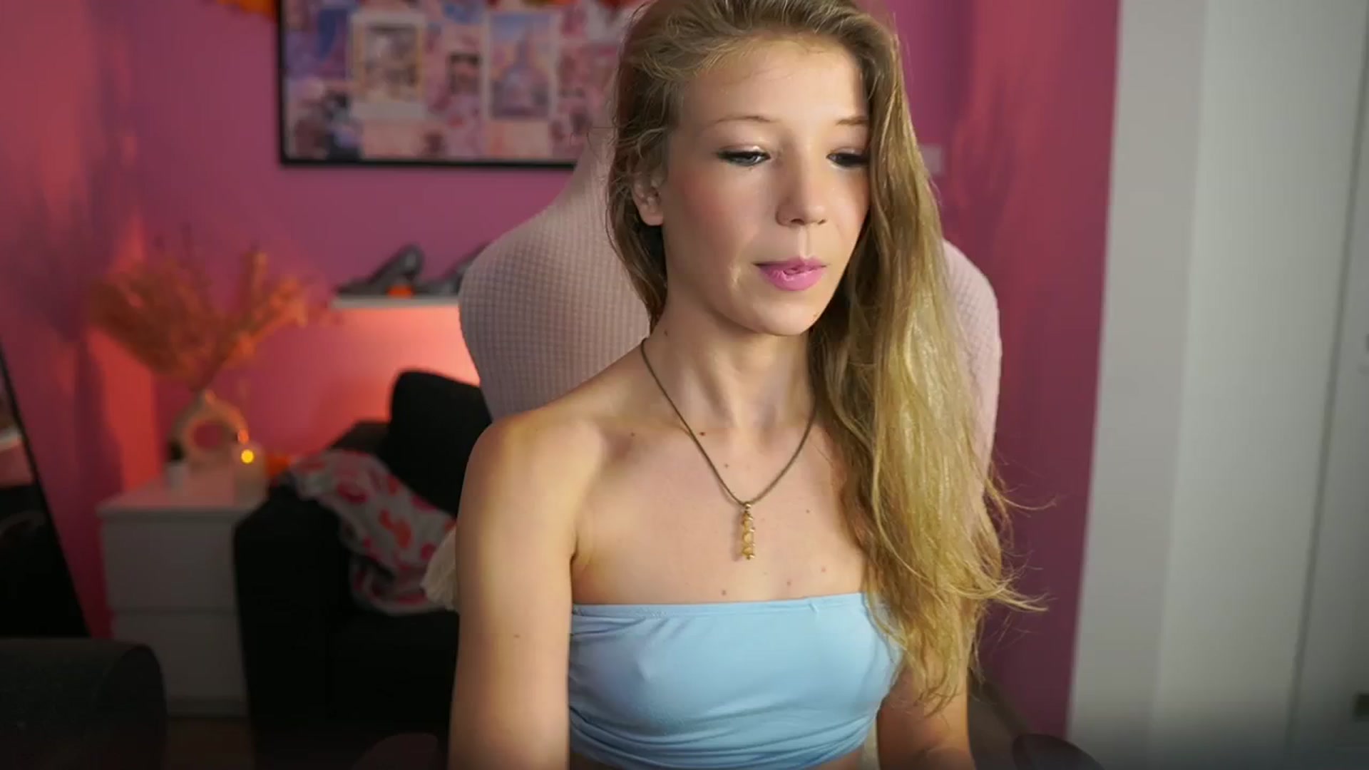 Gallery image thumbnail from Missicute's myfreecams stream on, 11/01/2025, 16:16 image 14 of 20