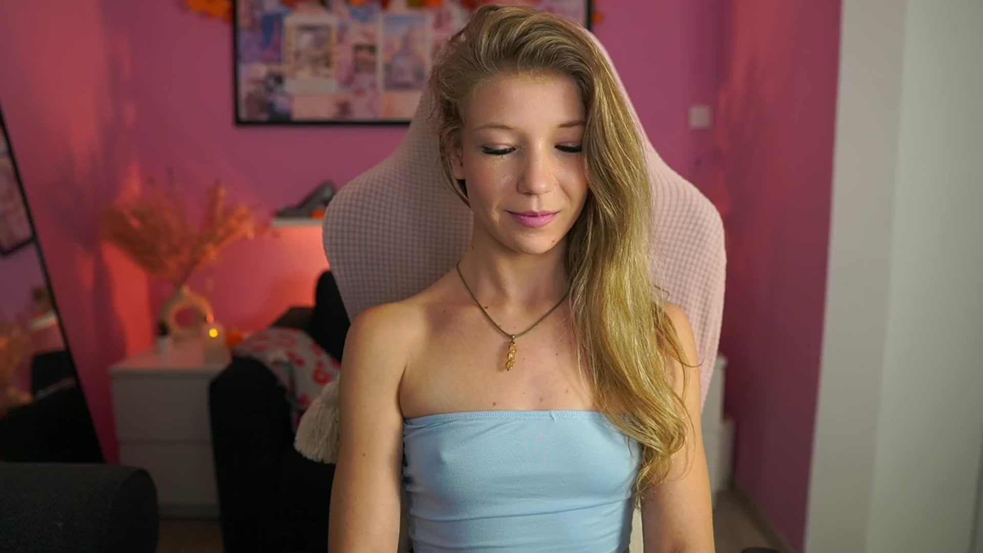 Gallery image thumbnail from Missicute's myfreecams stream on, 11/01/2025, 20:25 image 4 of 20