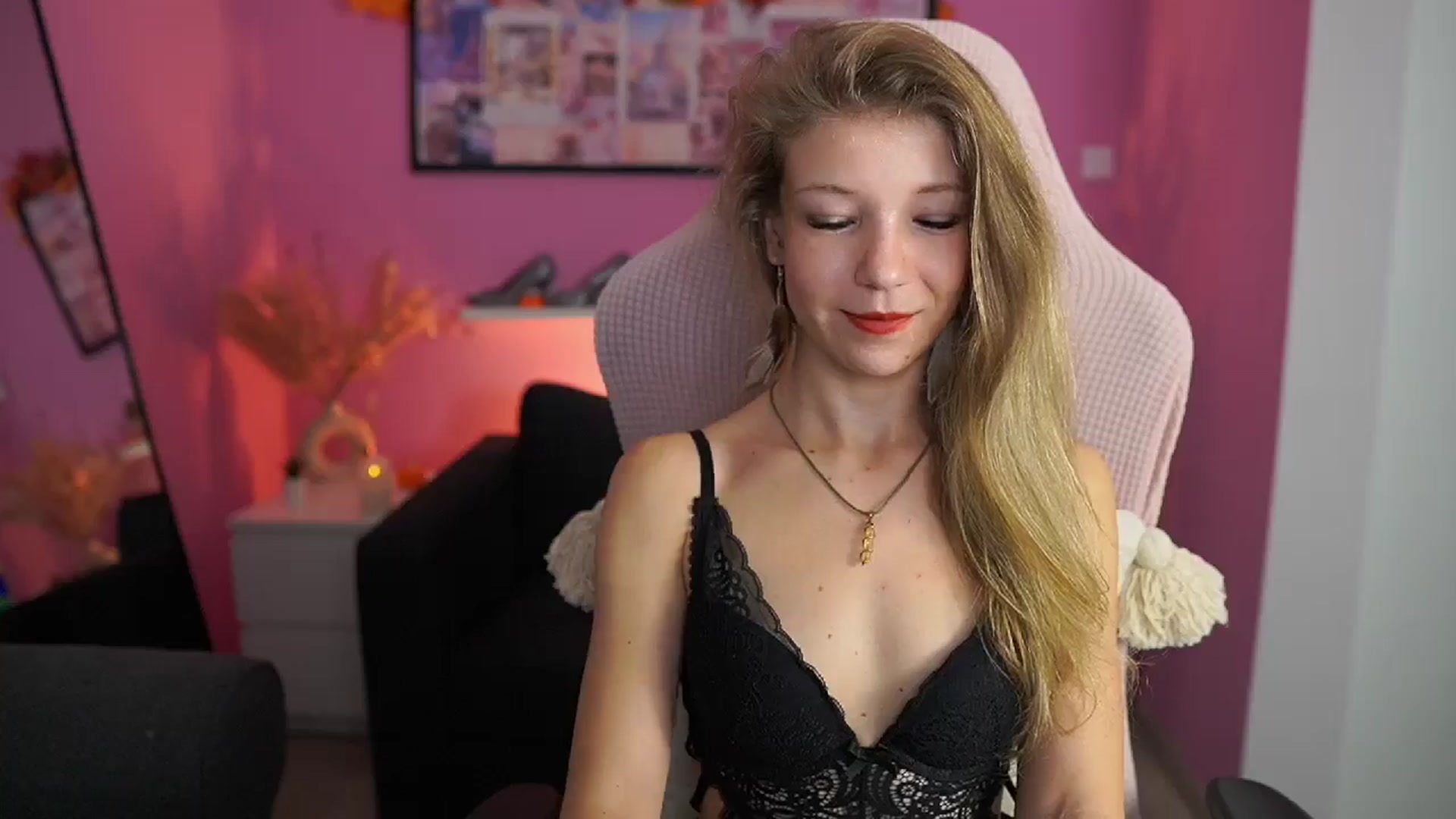 Gallery image thumbnail from Missicute's myfreecams stream on, 11/13/2025, 21:09 image 14 of 20