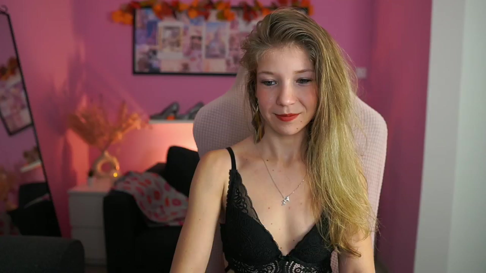 Gallery image thumbnail from Missicute's myfreecams stream on, 12/01/2025, 22:19 image 1 of 20