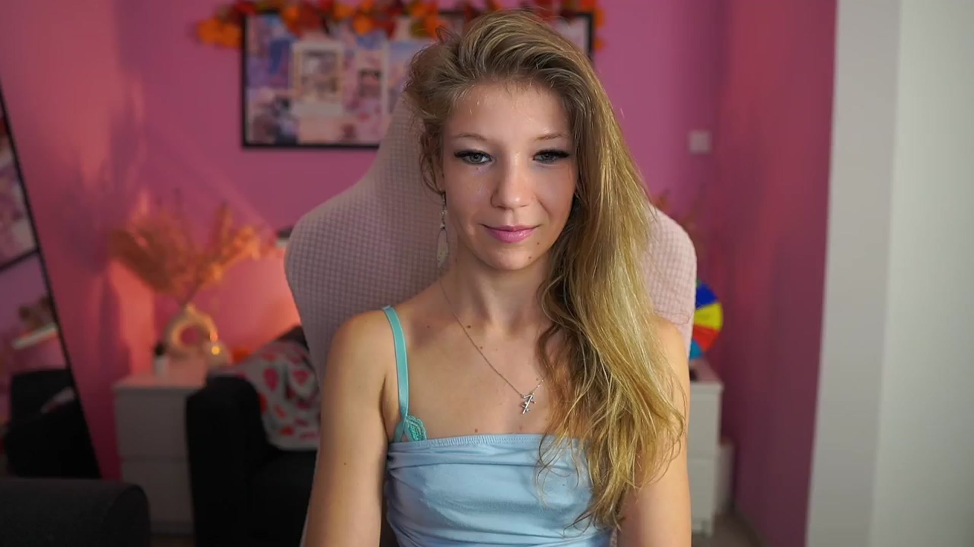 Gallery image thumbnail from Missicute's myfreecams stream on, 12/02/2025, 23:21 image 10 of 20