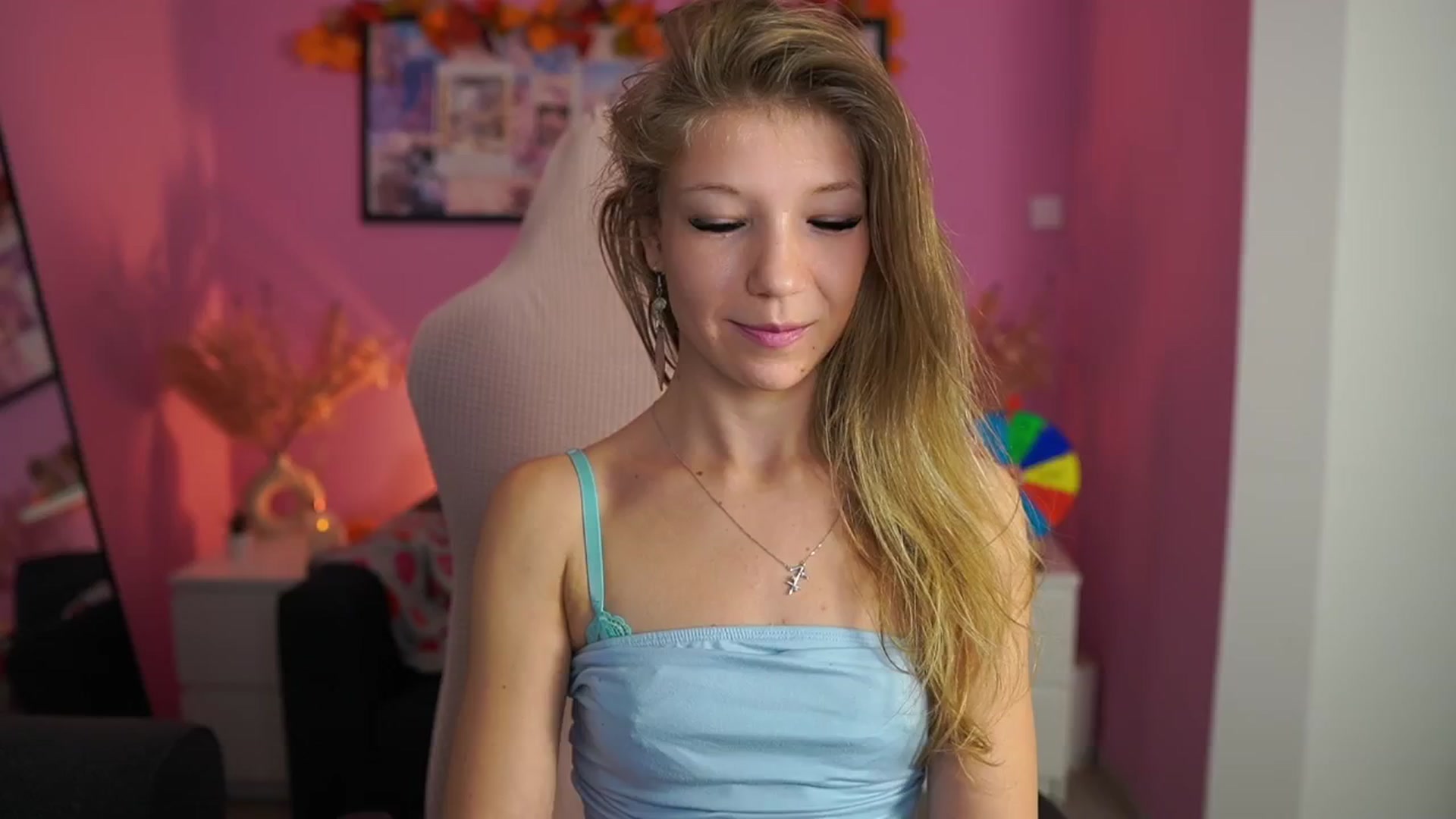Gallery image thumbnail from Missicute's myfreecams stream on, 12/02/2025, 23:21 image 11 of 20