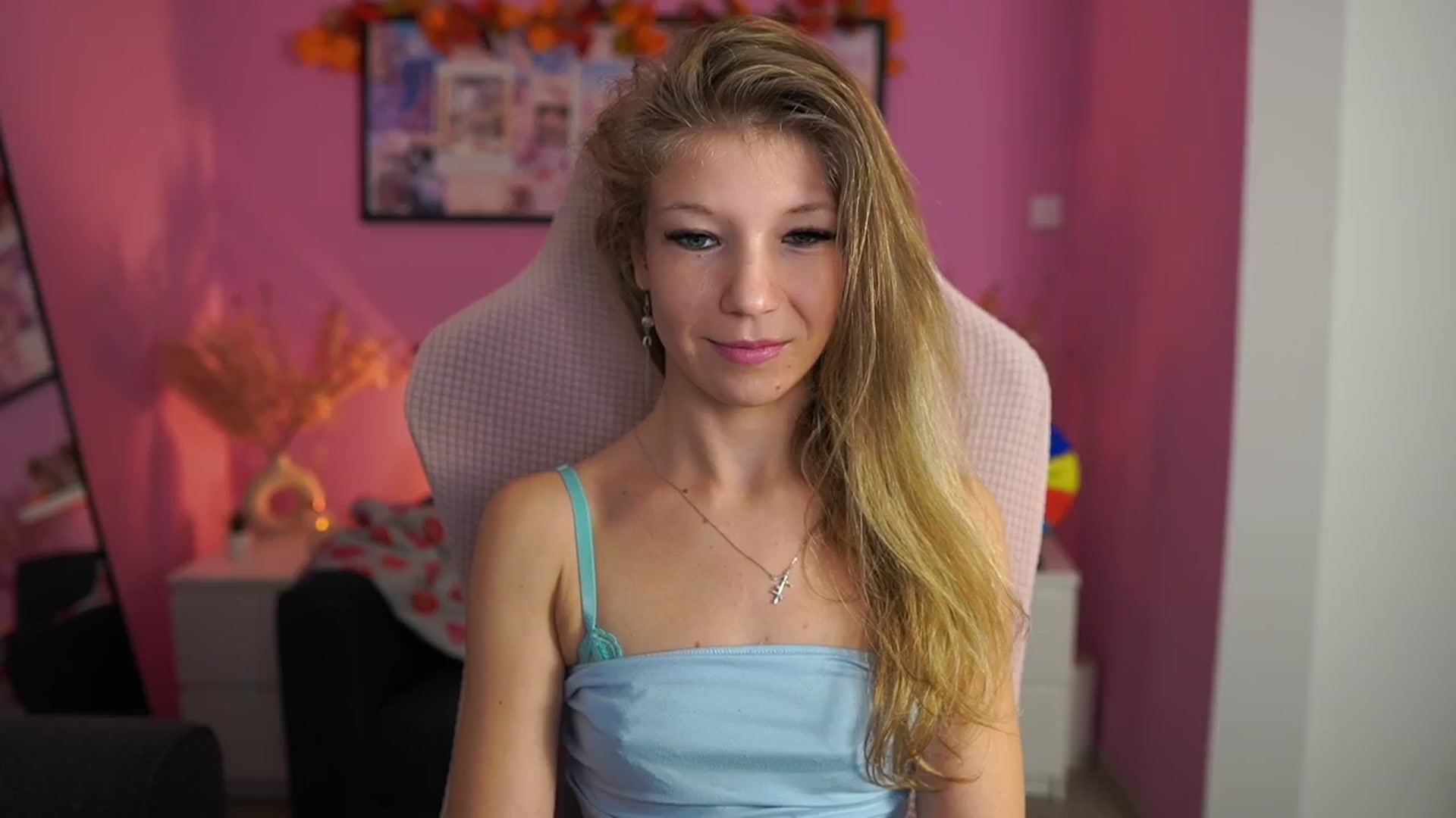Gallery image thumbnail from Missicute's myfreecams stream on, 12/02/2025, 23:21 image 9 of 20