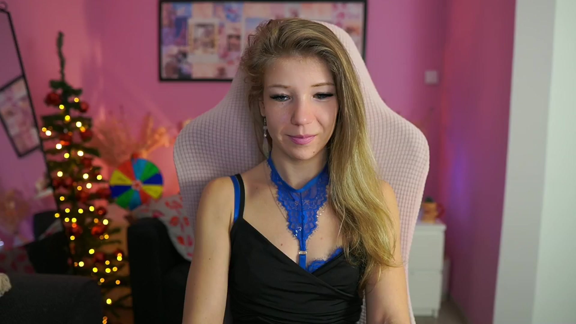 Gallery image thumbnail from Missicute's myfreecams stream on, 12/03/2025, 20:30 image 1 of 20