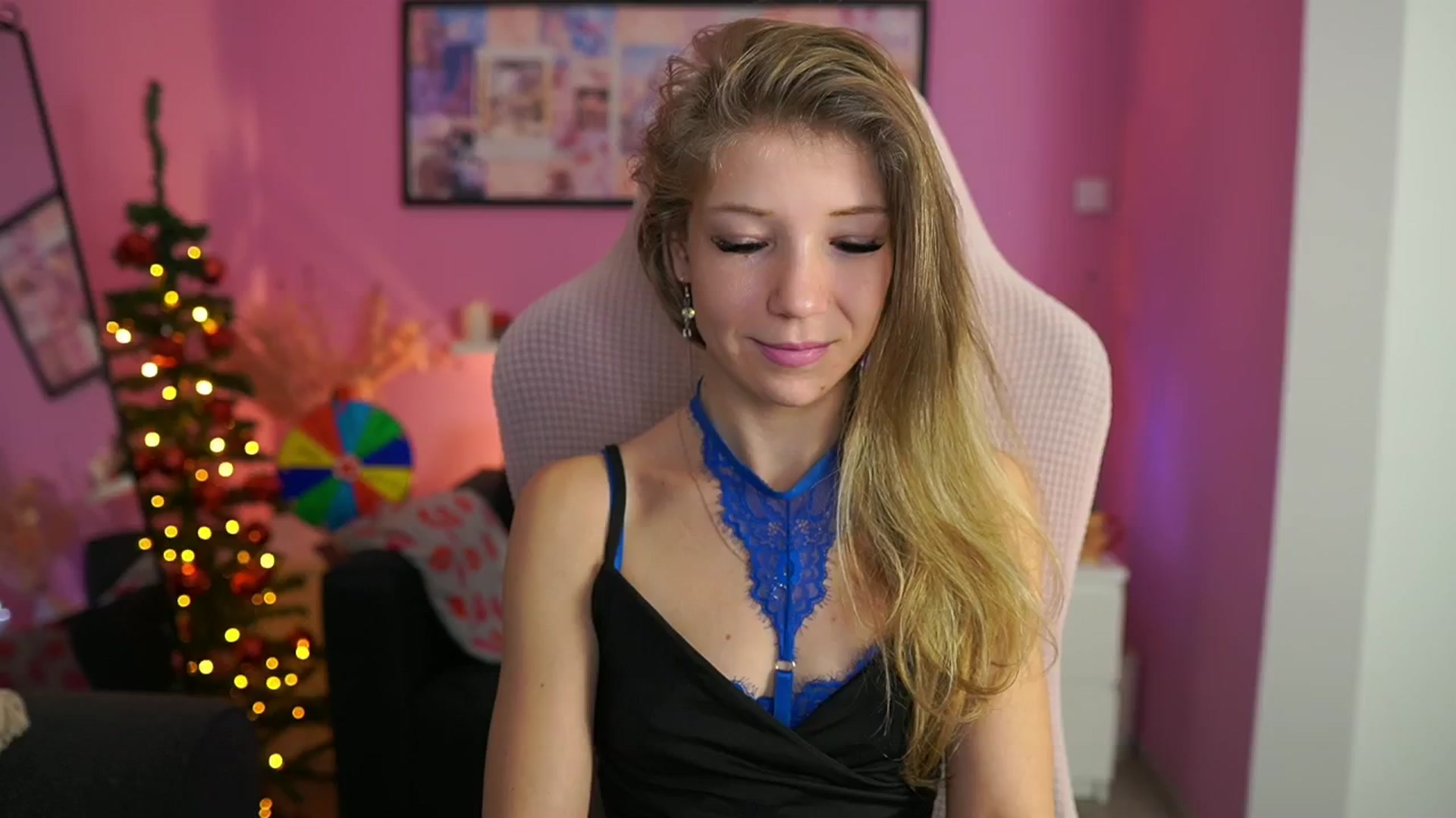 Gallery image thumbnail from Missicute's myfreecams stream on, 12/03/2025, 20:30 image 19 of 20