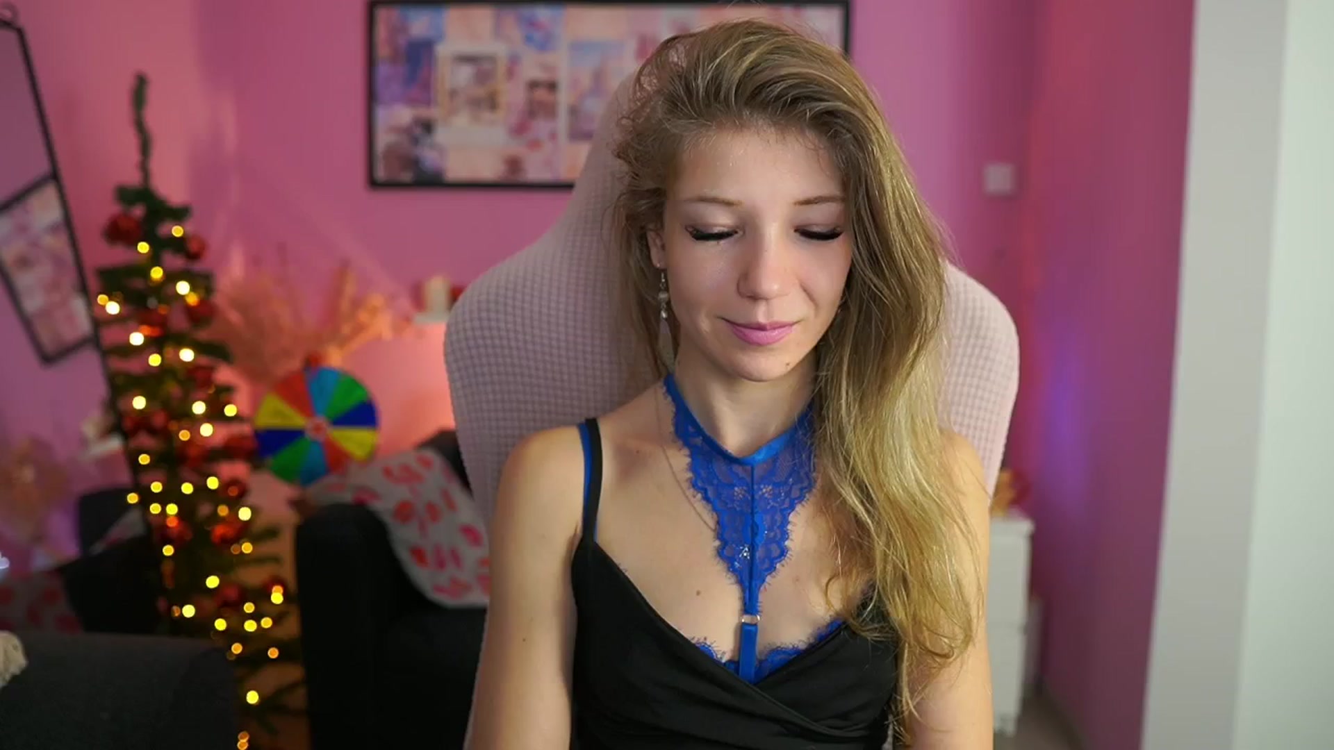 Gallery image thumbnail from Missicute's myfreecams stream on, 12/03/2025, 20:30 image 6 of 20