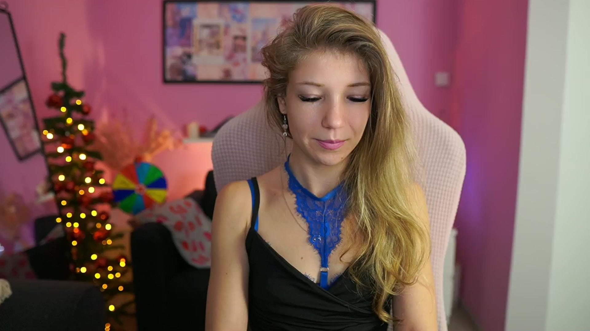 Gallery image thumbnail from Missicute's myfreecams stream on, 12/03/2025, 20:30 image 11 of 20