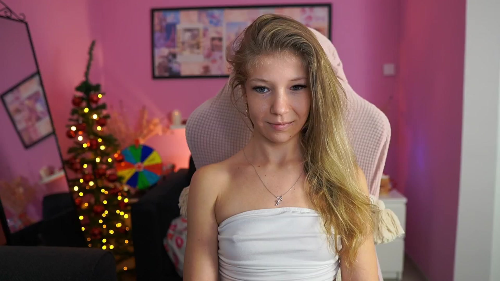 Gallery image thumbnail from Missicute's myfreecams stream on, 12/22/2025, 20:36 image 17 of 20