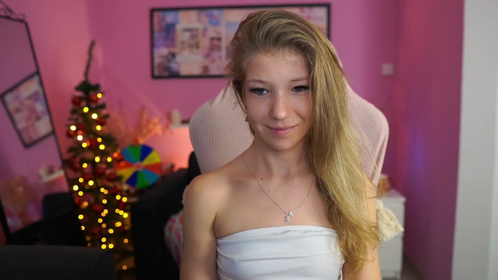 Gallery image thumbnail from Missicute's myfreecams stream on, 12/22/2025, 20:36 image 10 of 20