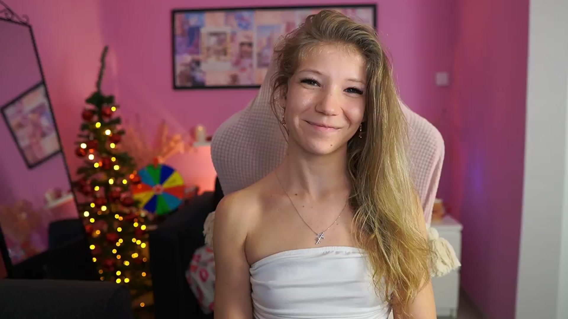 Gallery image thumbnail from Missicute's myfreecams stream on, 12/22/2025, 20:36 image 18 of 20