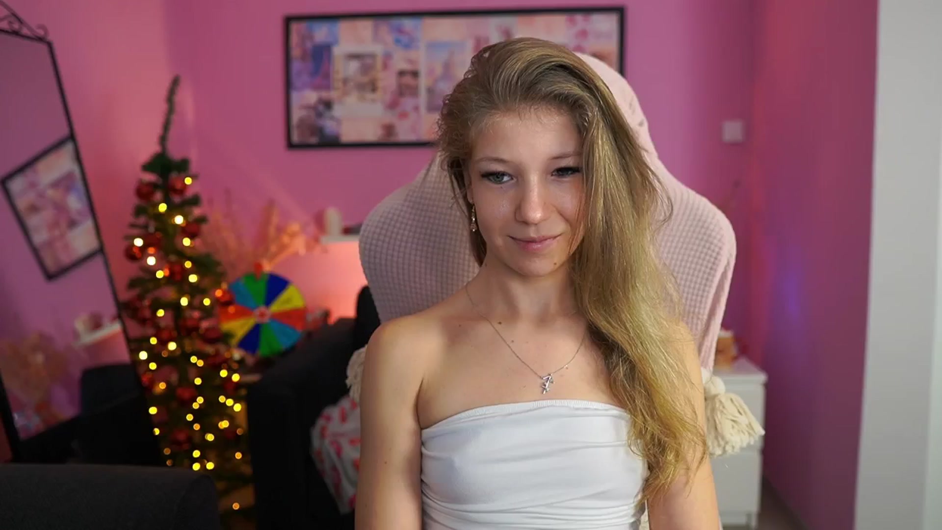 Gallery image thumbnail from Missicute's myfreecams stream on, 12/22/2025, 20:36 image 11 of 20