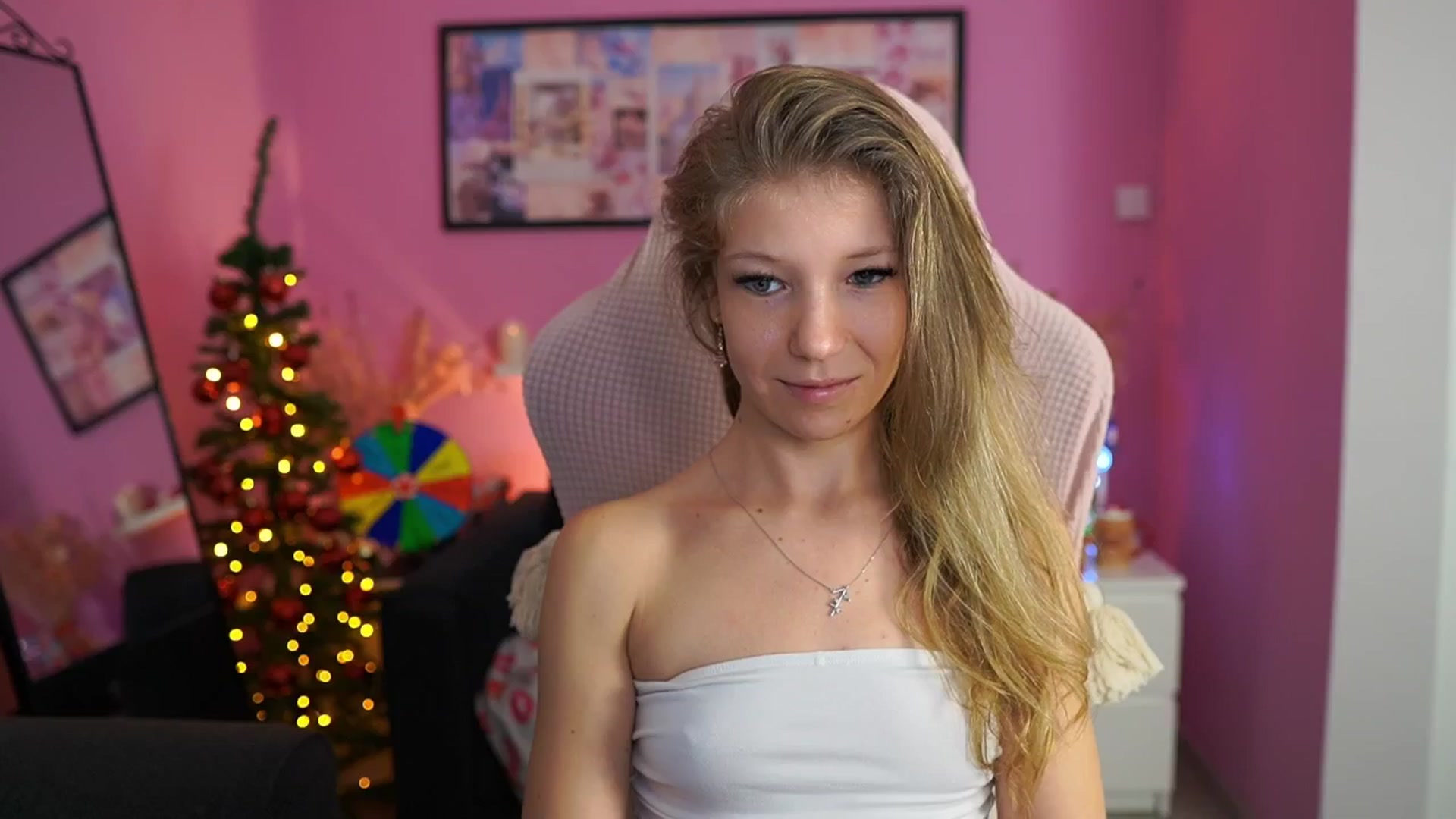 Gallery image thumbnail from Missicute's myfreecams stream on, 12/22/2025, 21:50 image 7 of 20