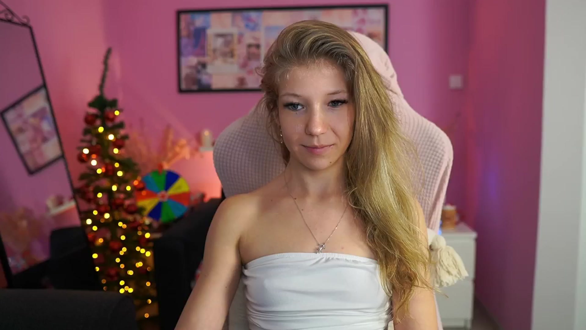 Gallery image thumbnail from Missicute's myfreecams stream on, 12/22/2025, 21:50 image 17 of 20