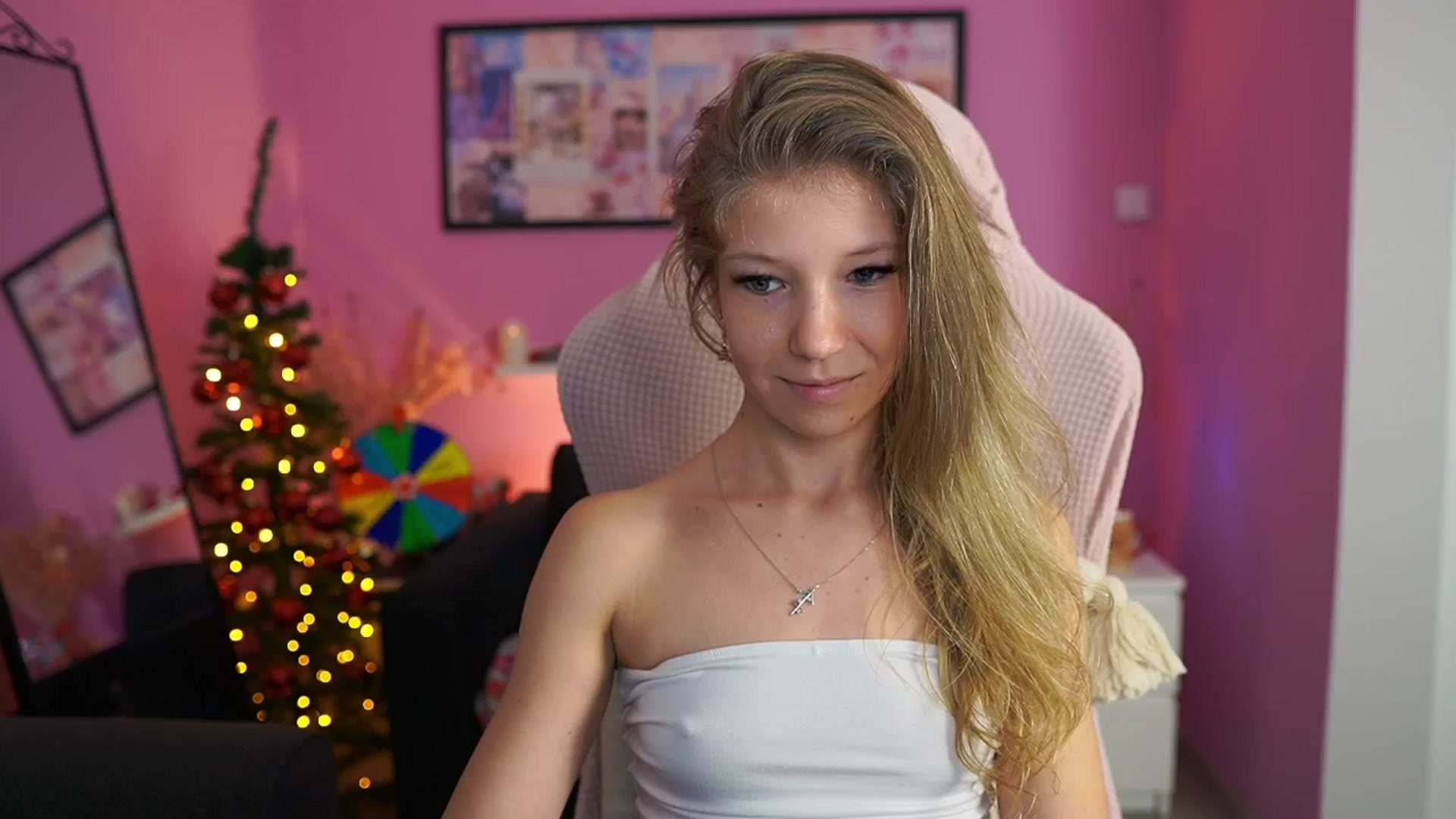 Gallery image thumbnail from Missicute's myfreecams stream on, 12/22/2025, 21:50 image 10 of 20