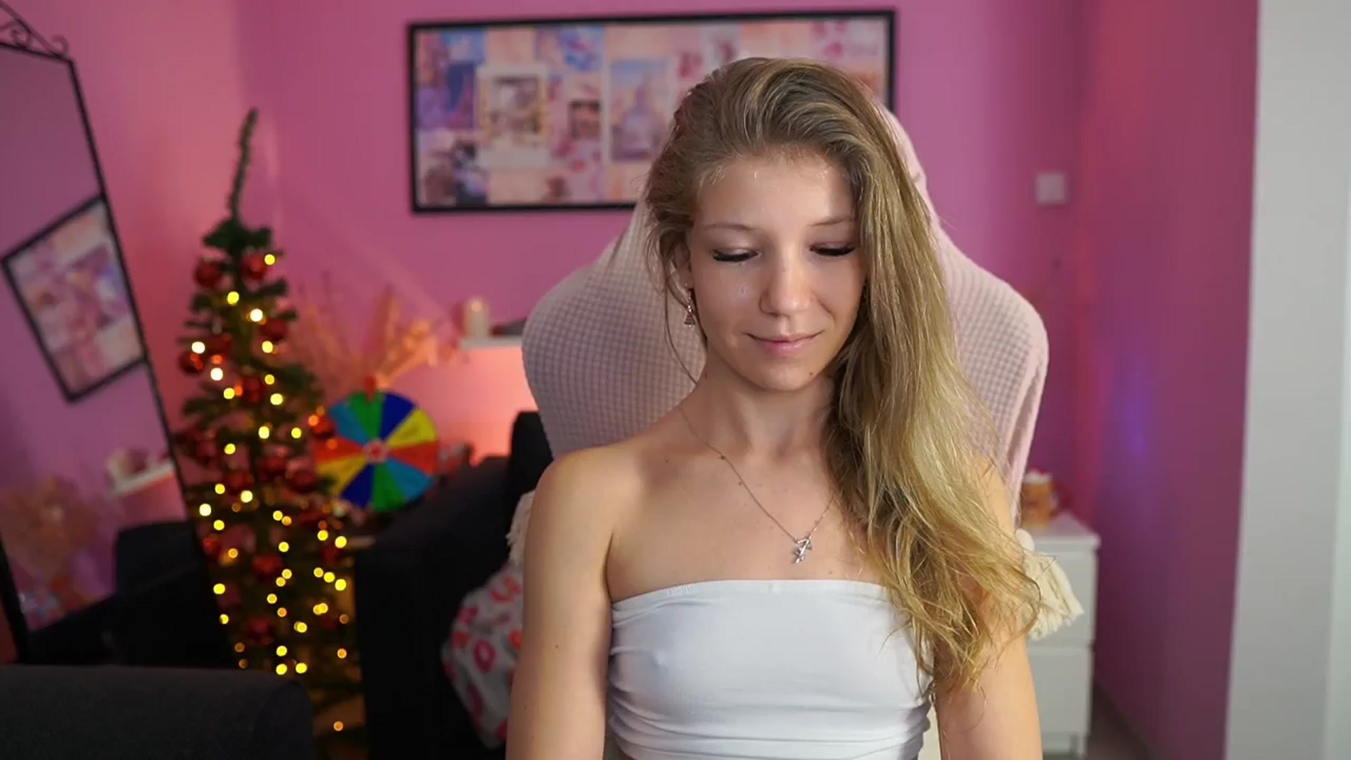 Gallery image thumbnail from Missicute's myfreecams stream on, 12/22/2025, 21:50 image 1 of 20