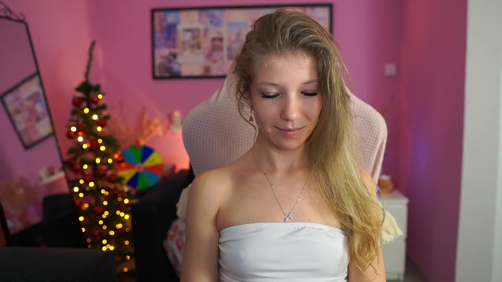 Gallery image thumbnail from Missicute's myfreecams stream on, 12/22/2025, 21:50 image 19 of 20