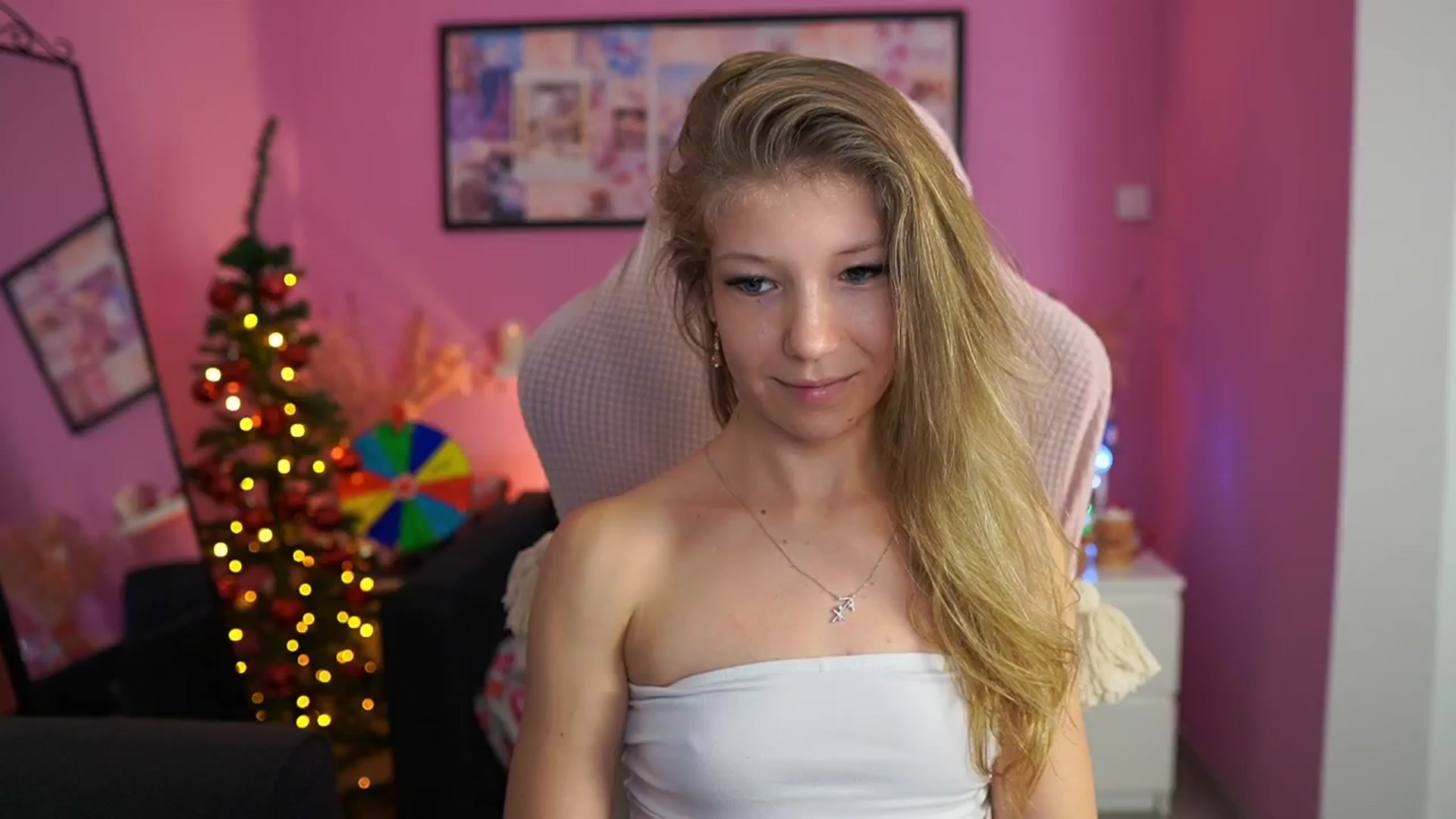 Gallery image thumbnail from Missicute's myfreecams stream on, 12/22/2025, 21:50 image 6 of 20