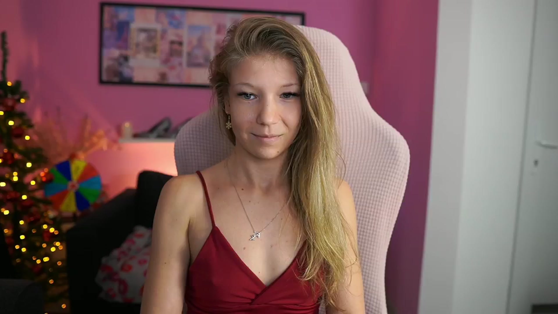 Gallery image thumbnail from Missicute's myfreecams stream on, 12/28/2025, 21:48 image 4 of 20
