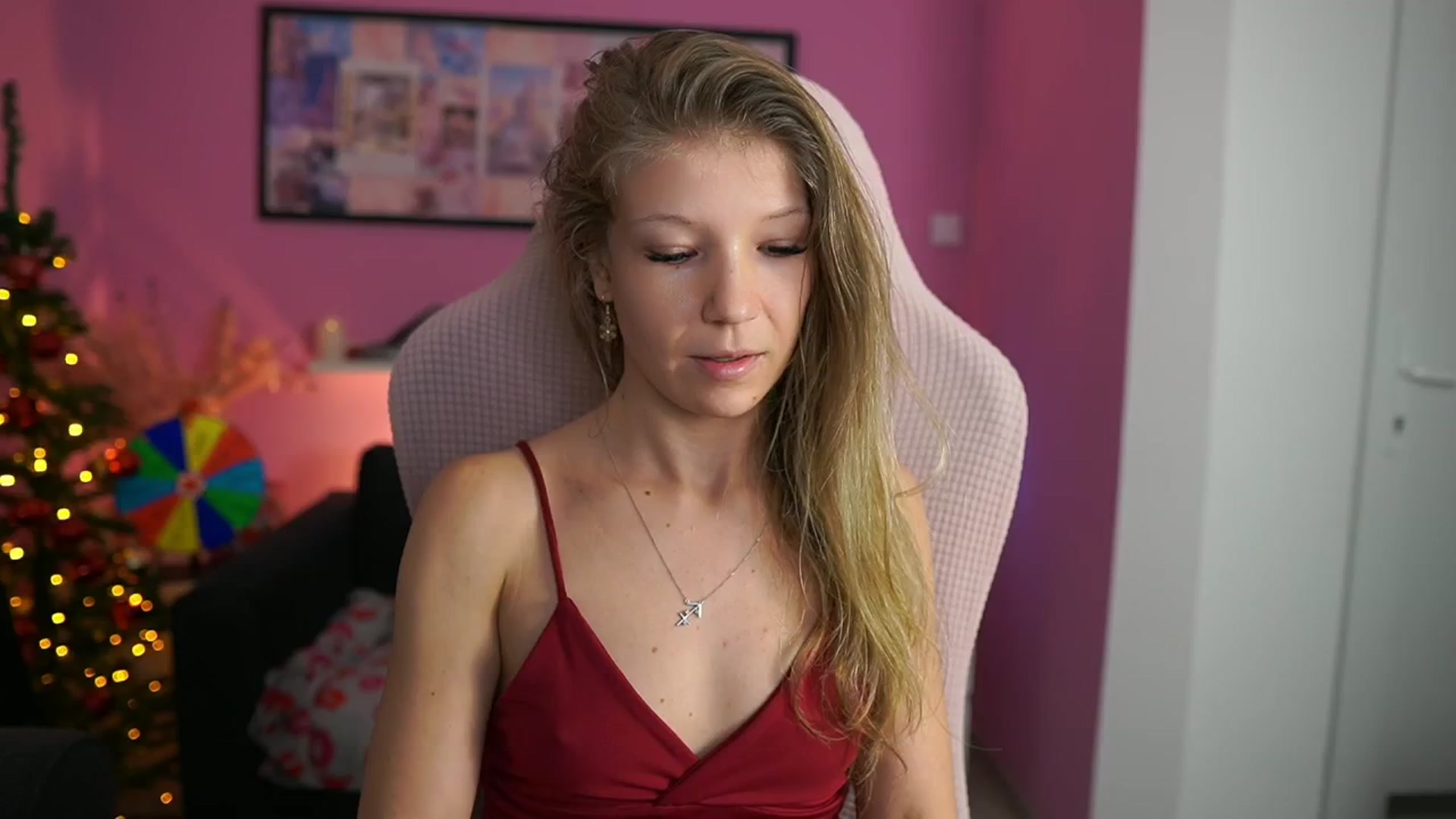 Gallery image thumbnail from Missicute's myfreecams stream on, 12/28/2025, 21:48 image 5 of 20