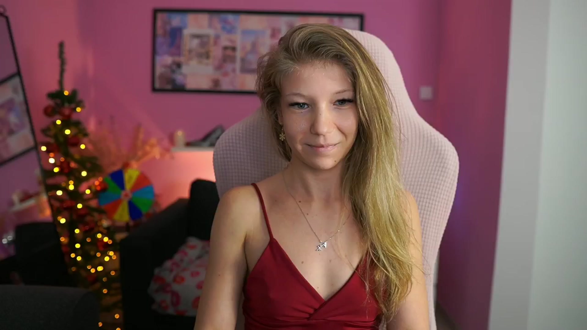 Gallery image thumbnail from Missicute's myfreecams stream on, 12/28/2025, 21:48 image 17 of 20