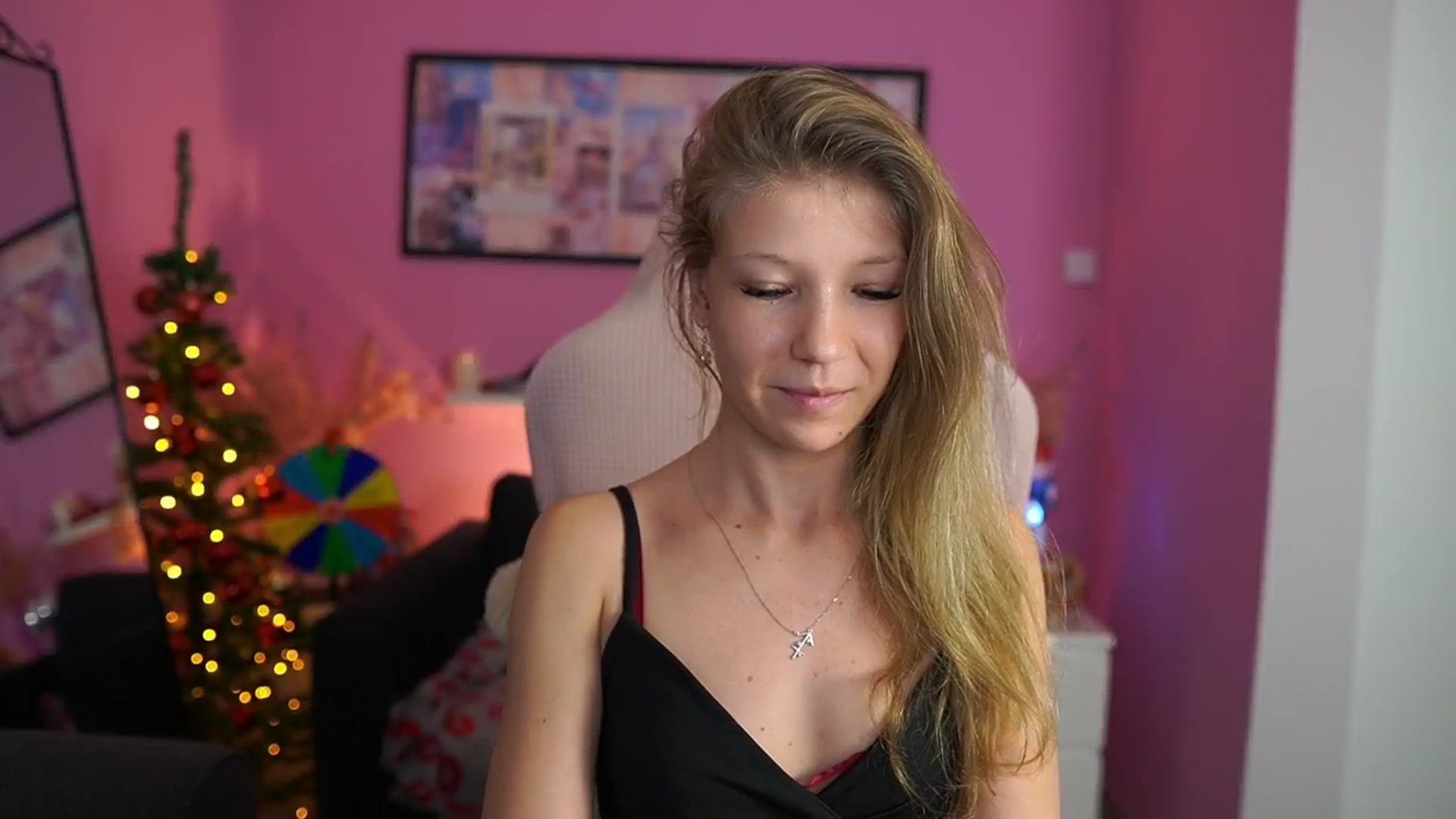 Gallery image thumbnail from Missicute's myfreecams stream on, 12/28/2025, 23:52 image 14 of 20