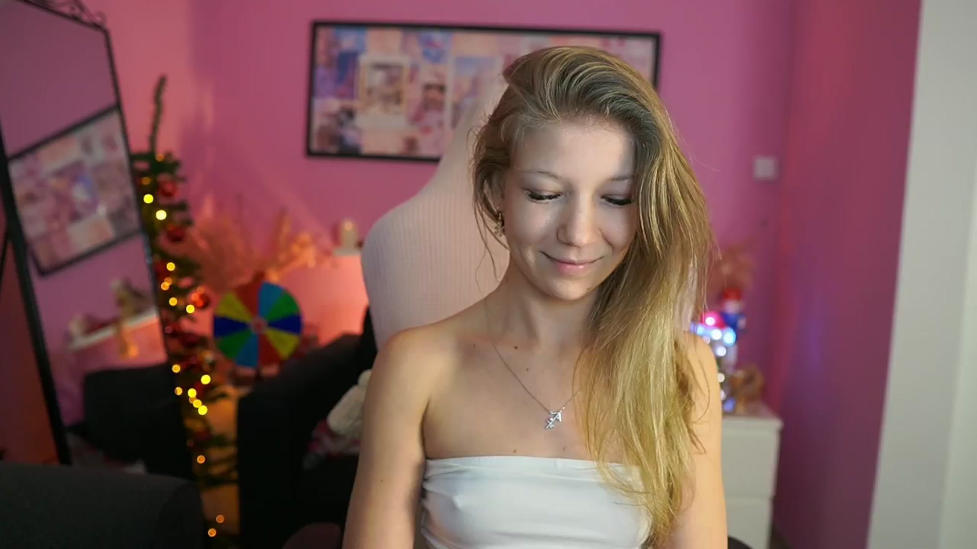 Gallery image thumbnail from Missicute's myfreecams stream on, 12/30/2025, 21:17 image 9 of 20