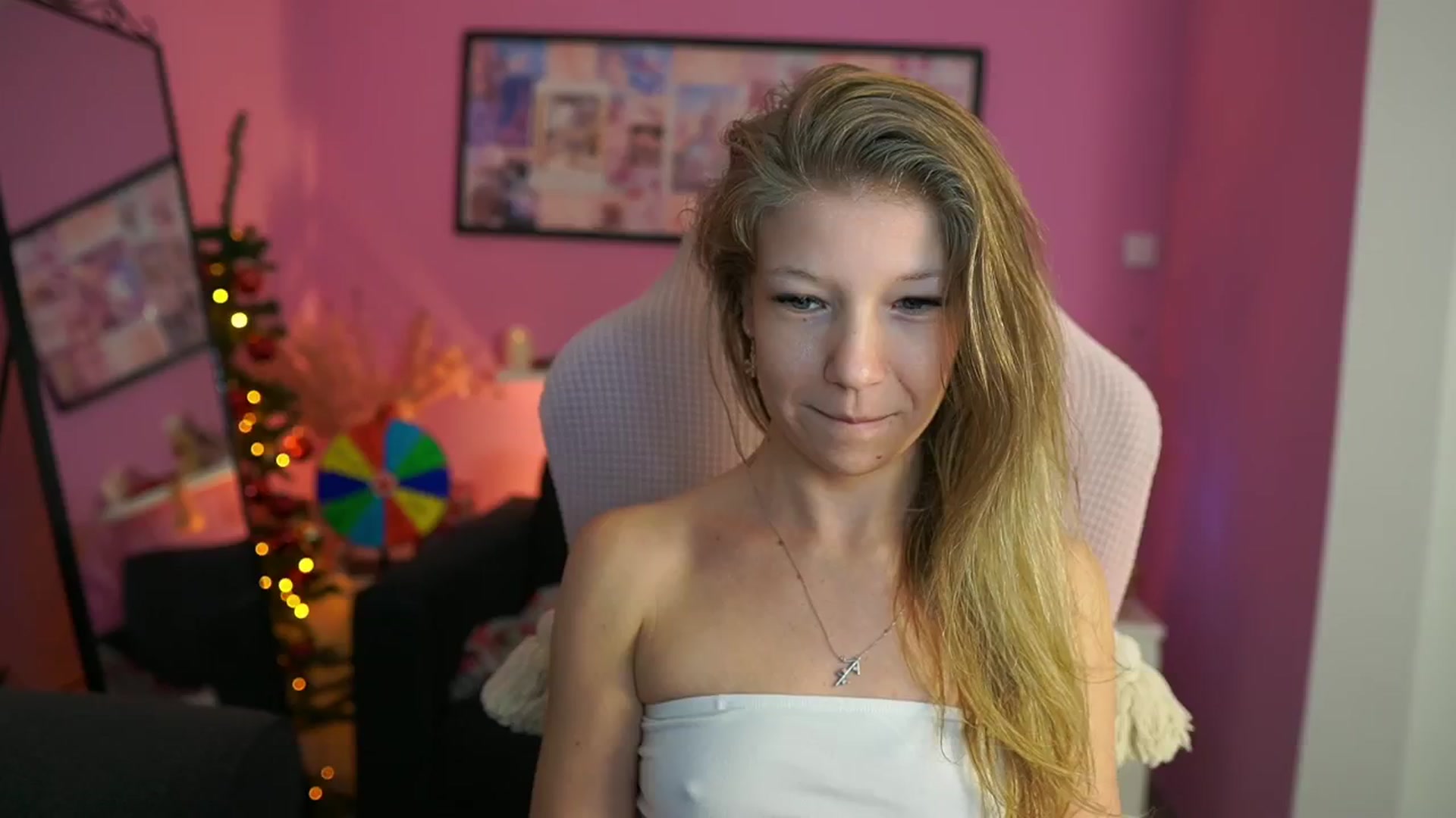 Gallery image thumbnail from Missicute's myfreecams stream on, 12/30/2025, 21:17 image 5 of 20