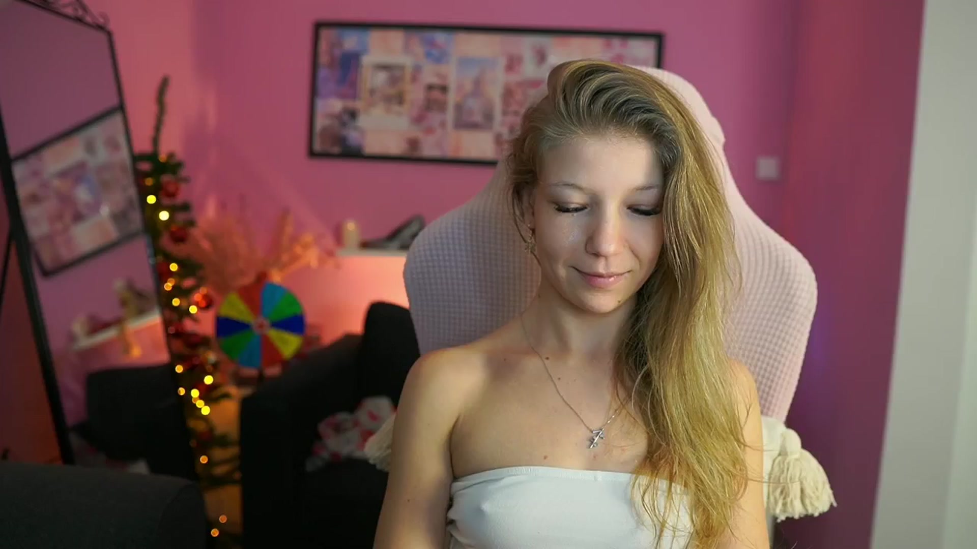 Gallery image thumbnail from Missicute's myfreecams stream on, 12/30/2025, 21:17 image 20 of 20