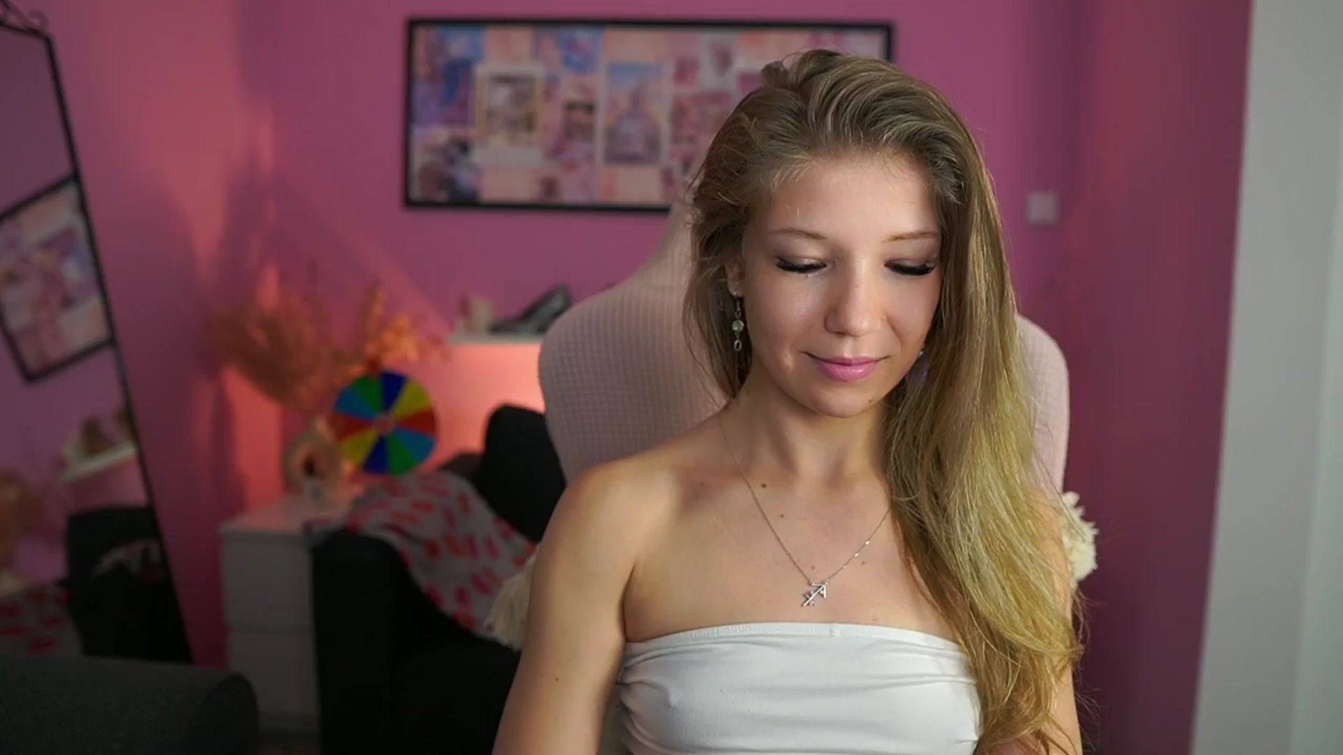 Gallery image thumbnail from Missicute's myfreecams stream on, 01/18/2026, 22:40 image 6 of 20