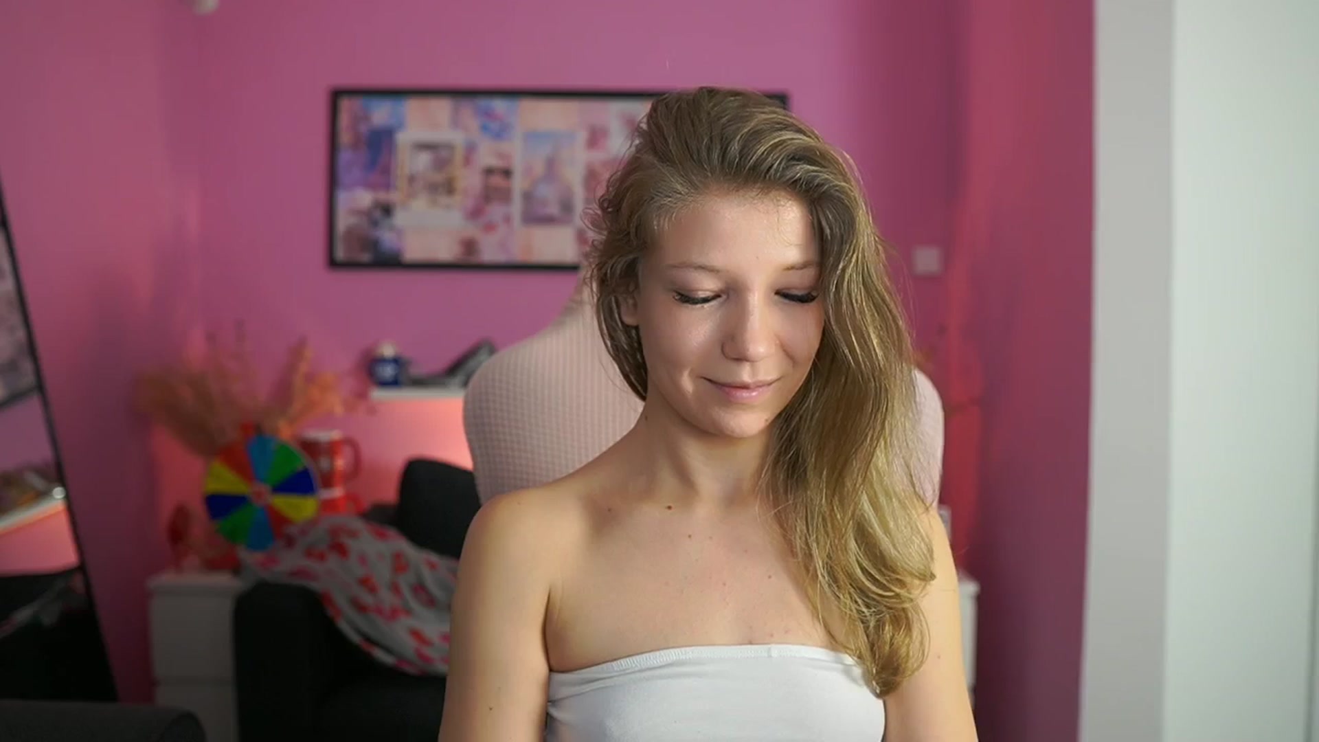 Gallery image thumbnail from Missicute's myfreecams stream on, 02/08/2026, 22:02 image 8 of 20