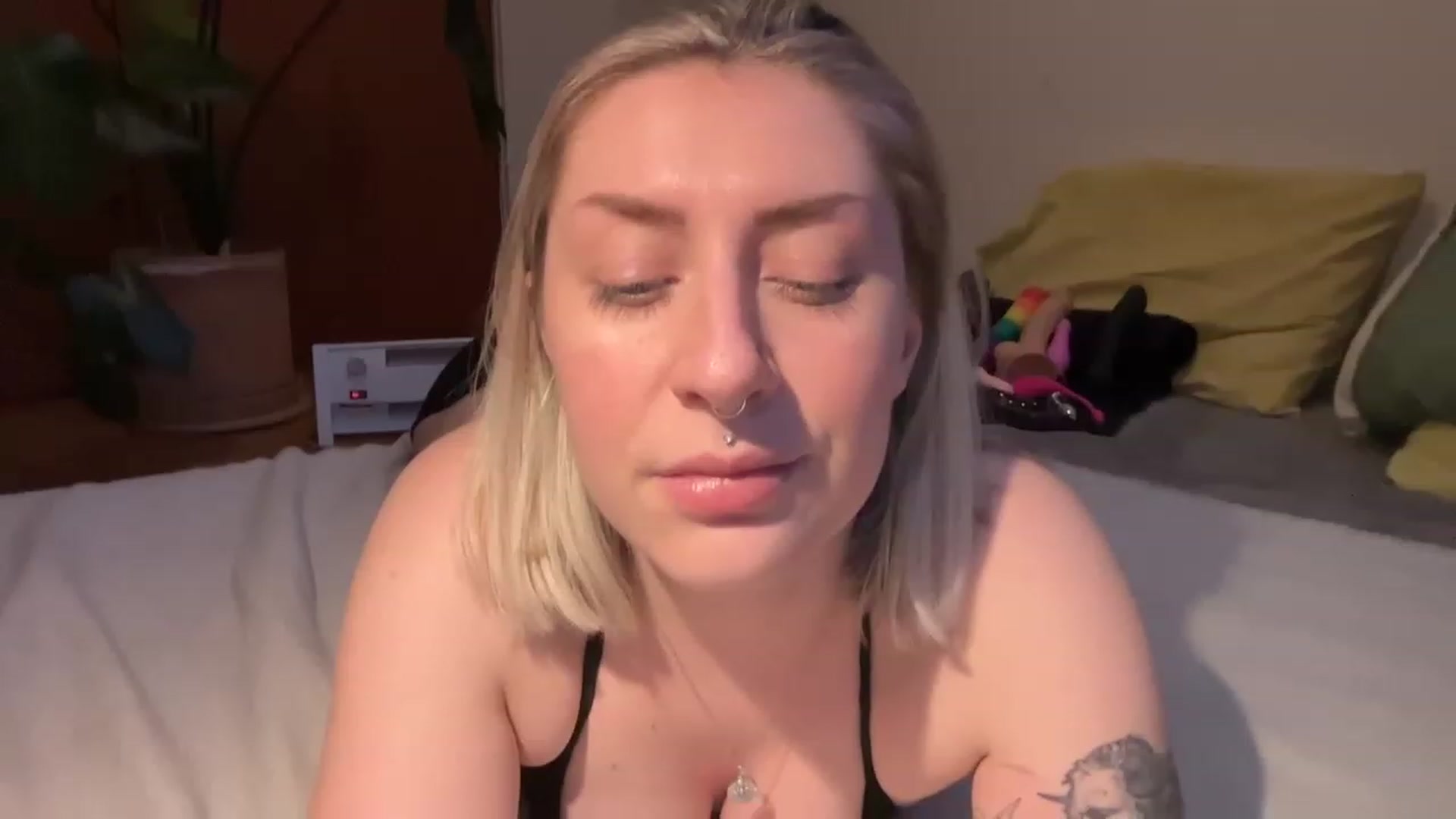 Gallery image thumbnail from Missinhermind's myfreecams stream on, 02/23/2023, 02:00 image 6 of 20