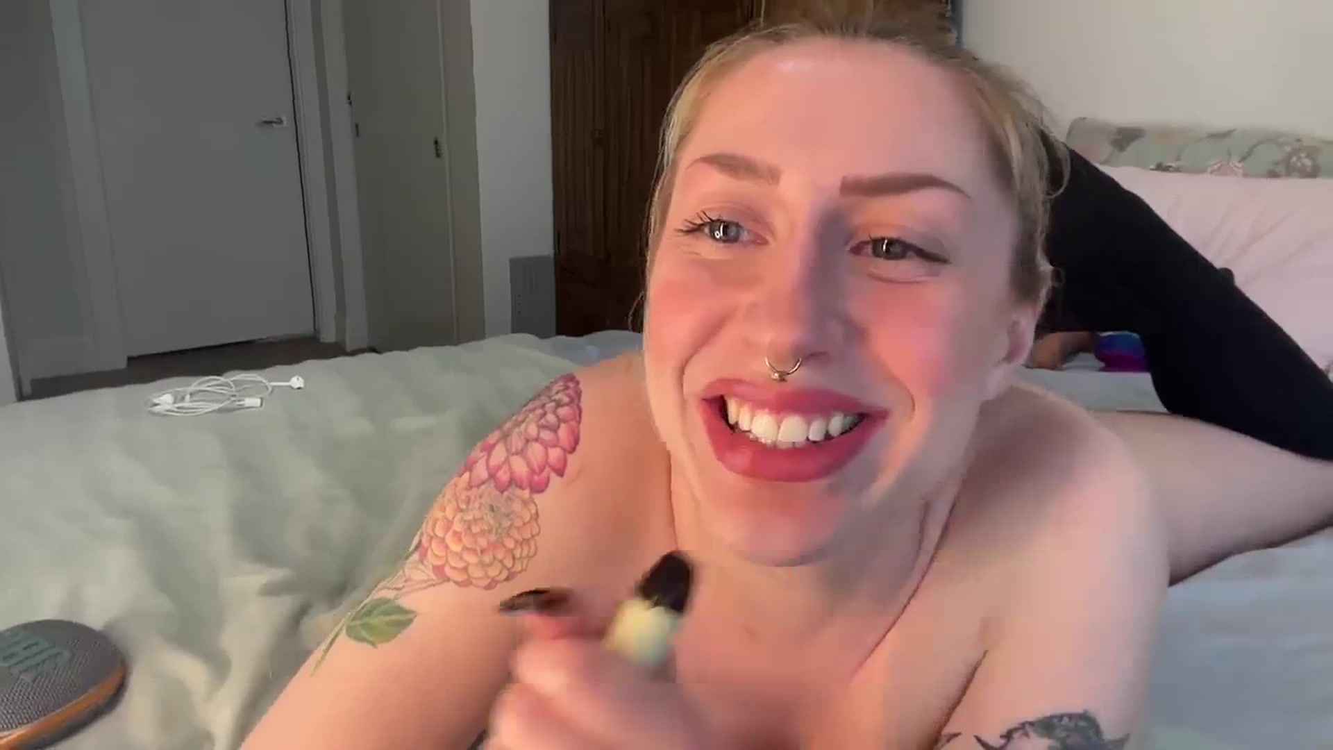 Gallery image thumbnail from Missinhermind's myfreecams stream on, 04/09/2024, 01:14 image 14 of 20