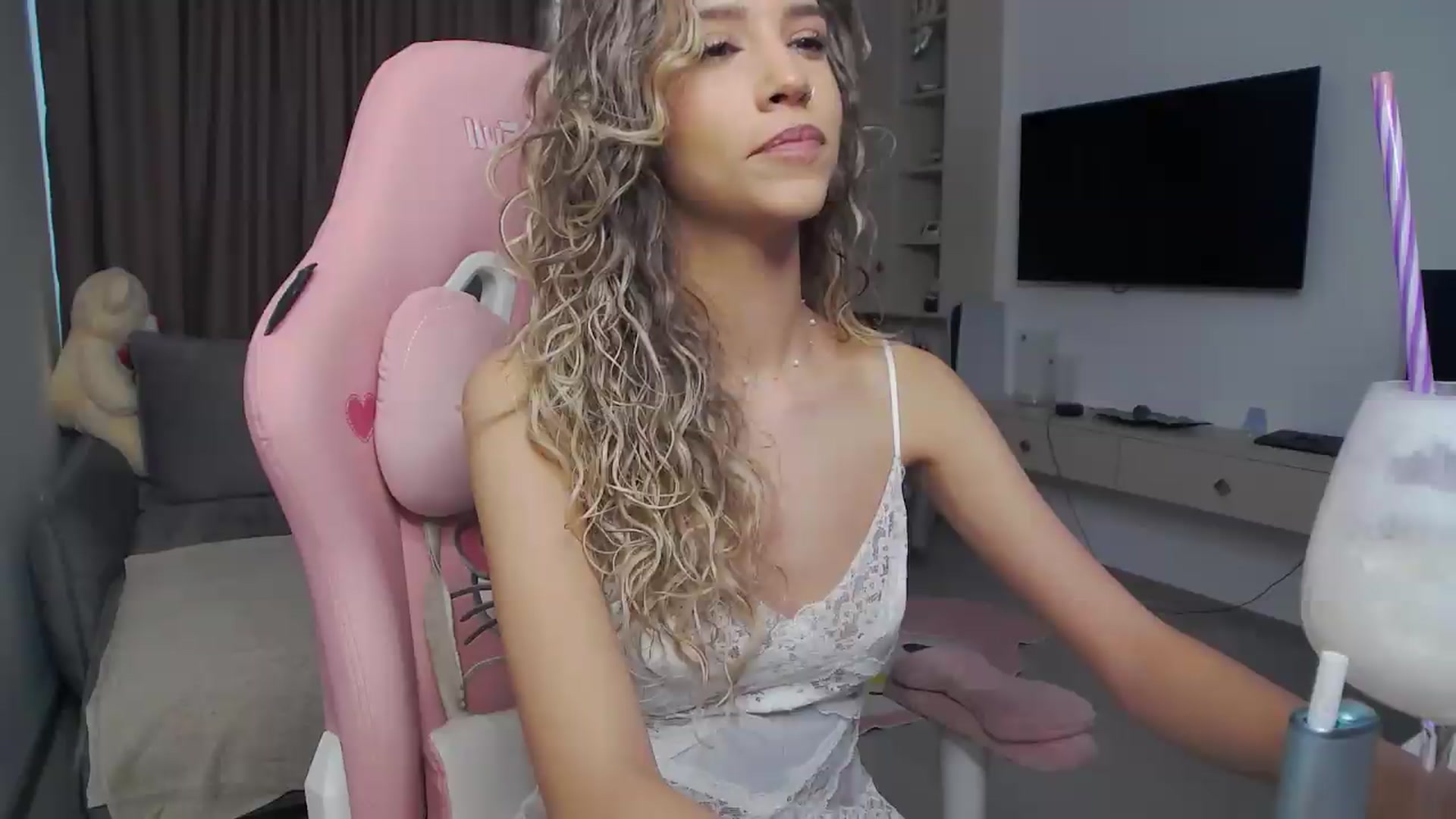 Gallery image thumbnail from Missionarydoll's myfreecams stream on, 08/07/2026, 14:31 image 14 of 20