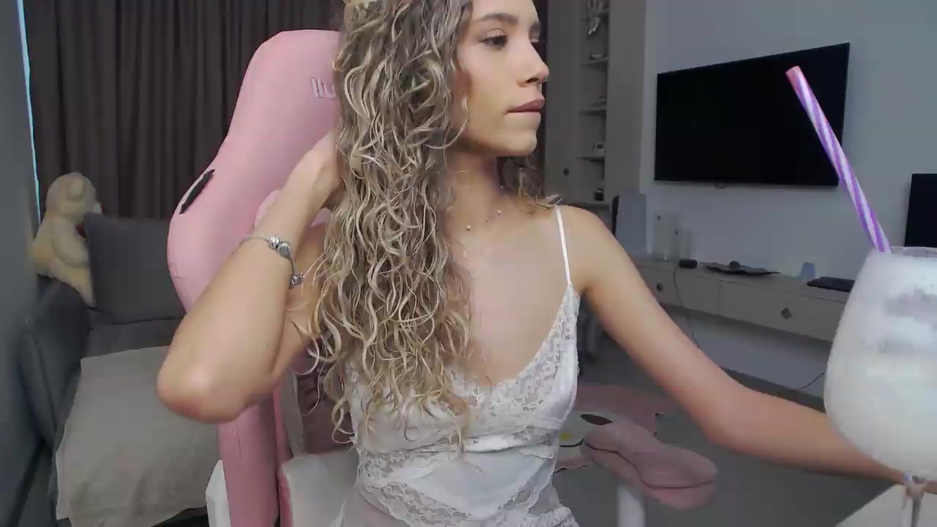 Gallery image thumbnail from Missionarydoll's myfreecams stream on, 08/07/2026, 14:31 image 11 of 20