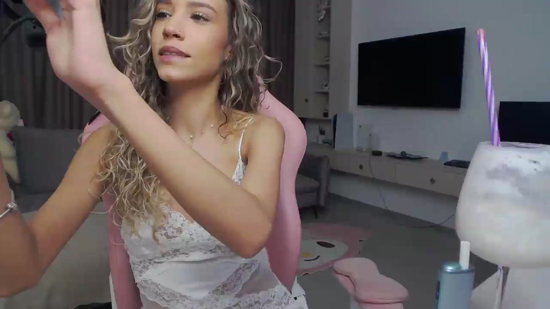Gallery image thumbnail from Missionarydoll's myfreecams stream on, 08/07/2026, 14:31 image 15 of 20